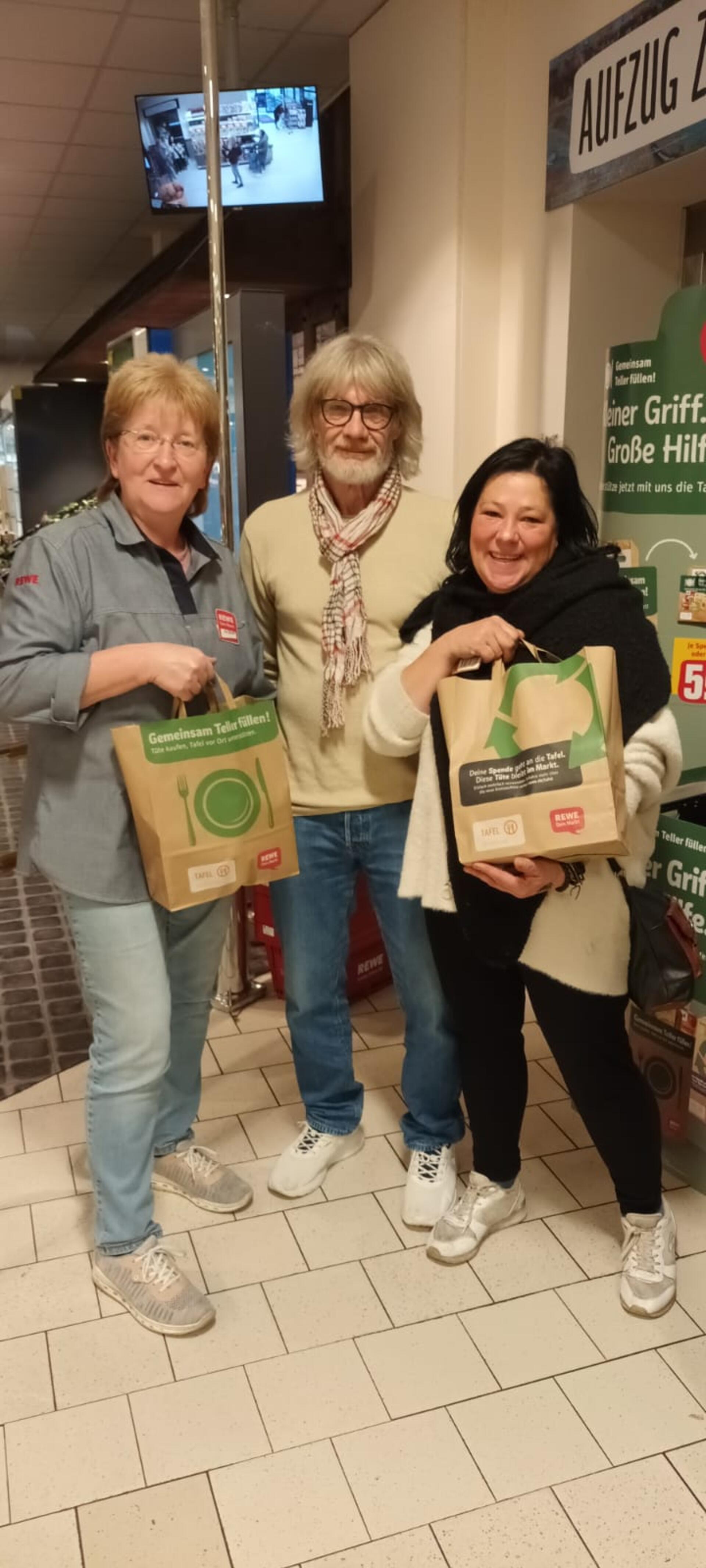 Jörg Michalski und Sandra Hahn von der Tafel freuen sich über die Zusammenarbeit den REWE-Märkten in Bremervörde und Gnarrenburg.