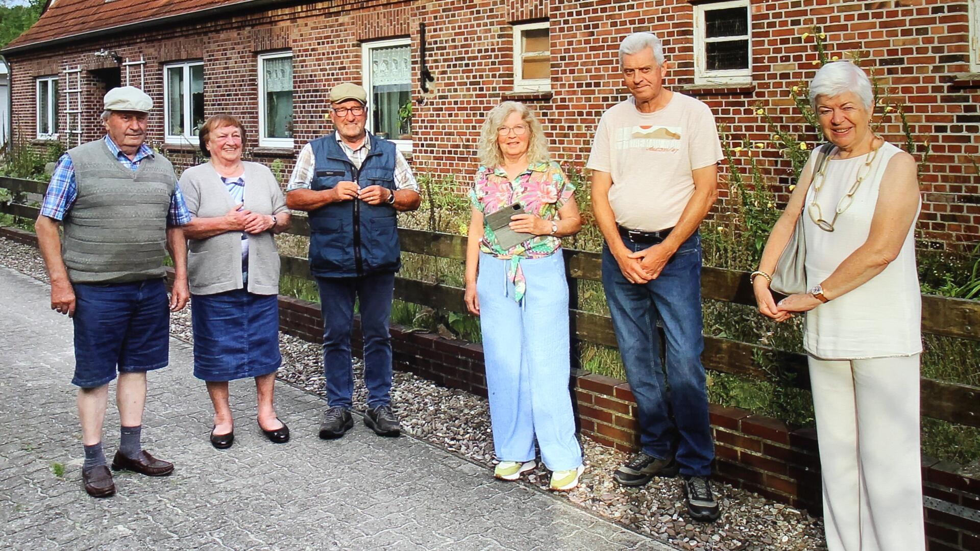 Gruppenfoto vor altem Haus