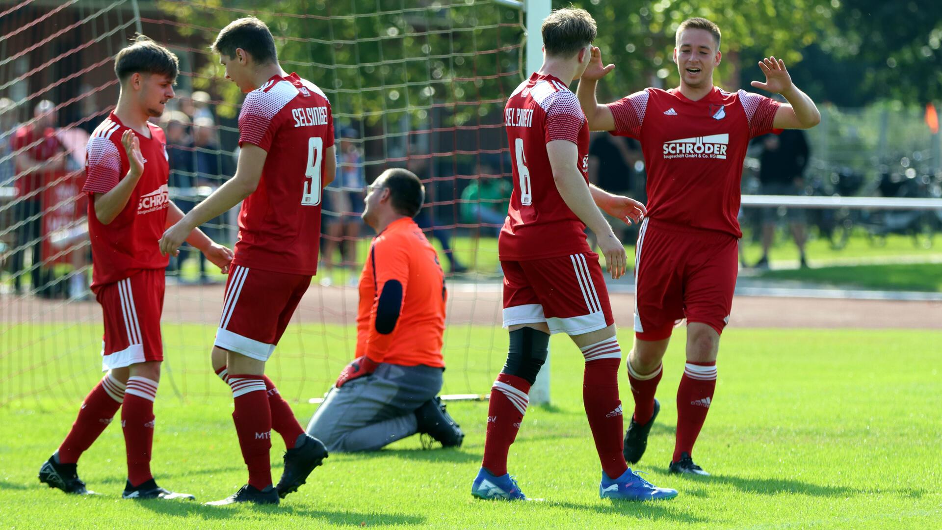 Joris Lühmann (Zweiter v. re.) machte mit dem 2:1 den Dreier perfekt und wird hier gefeiert.