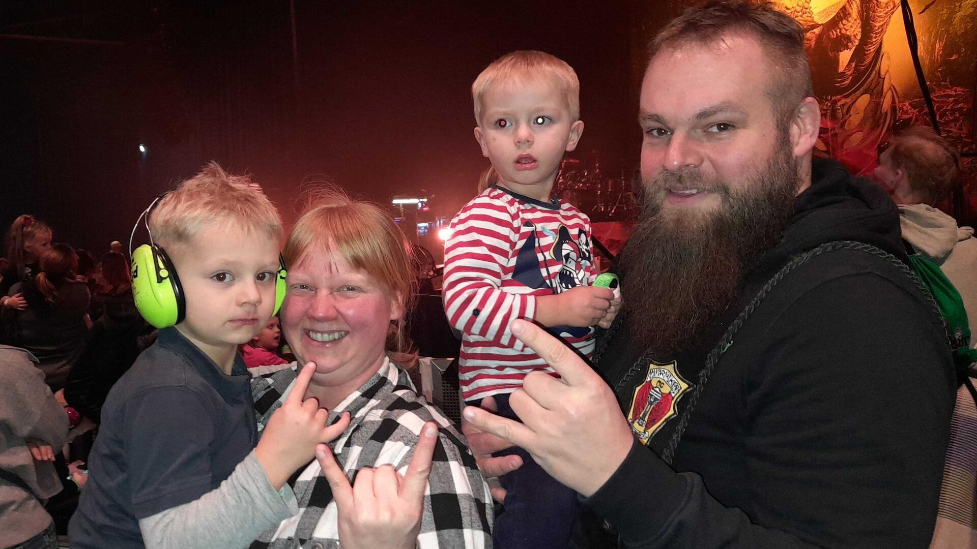 Joris, Sabrina, Keno und René aus Gnarrenburg freuten sich schon vor dem Konzert von Heavysaurus aufs „Abrocken“. Dass dieses Foto für ein Wellenbad der Gefühle sorgen könnte, hätten sie vorher bestimmt nicht gedacht.