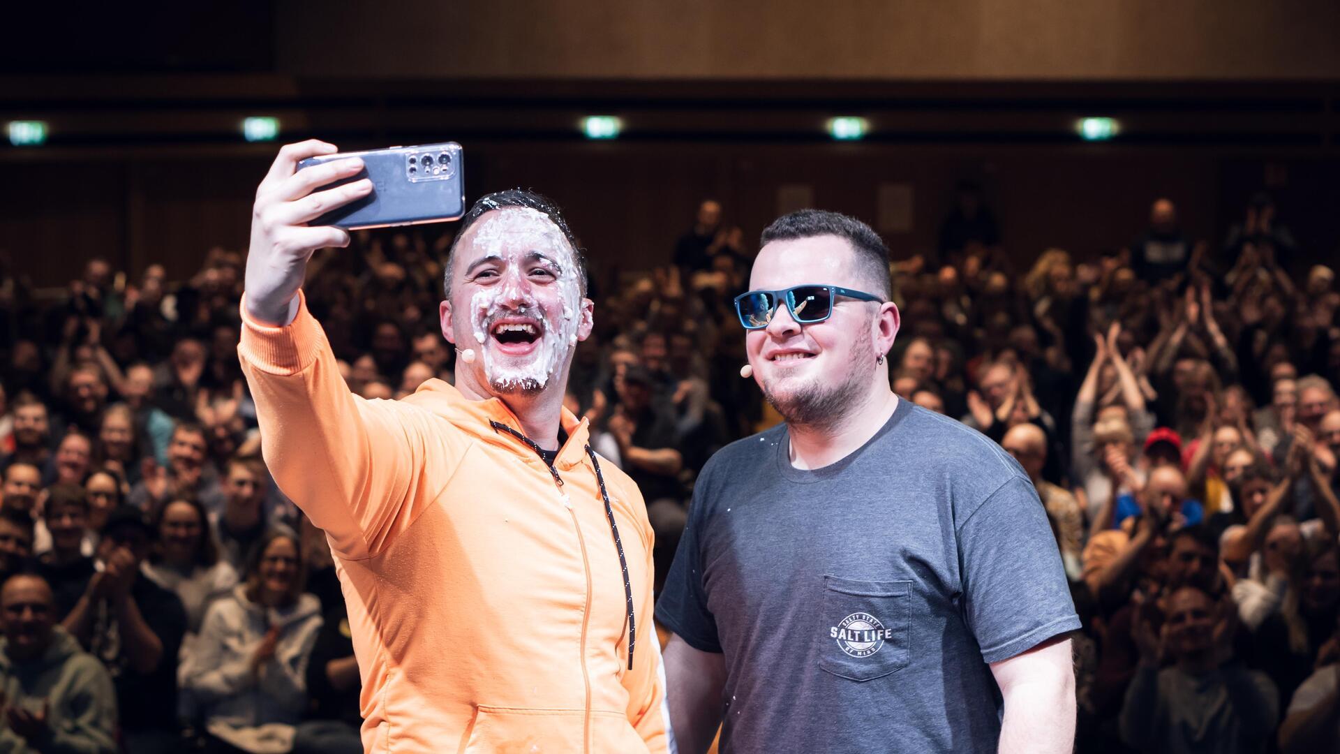 Joschka Traue und Nico Flathmann machen ein Selfie mit den Gästen in Vegesack.