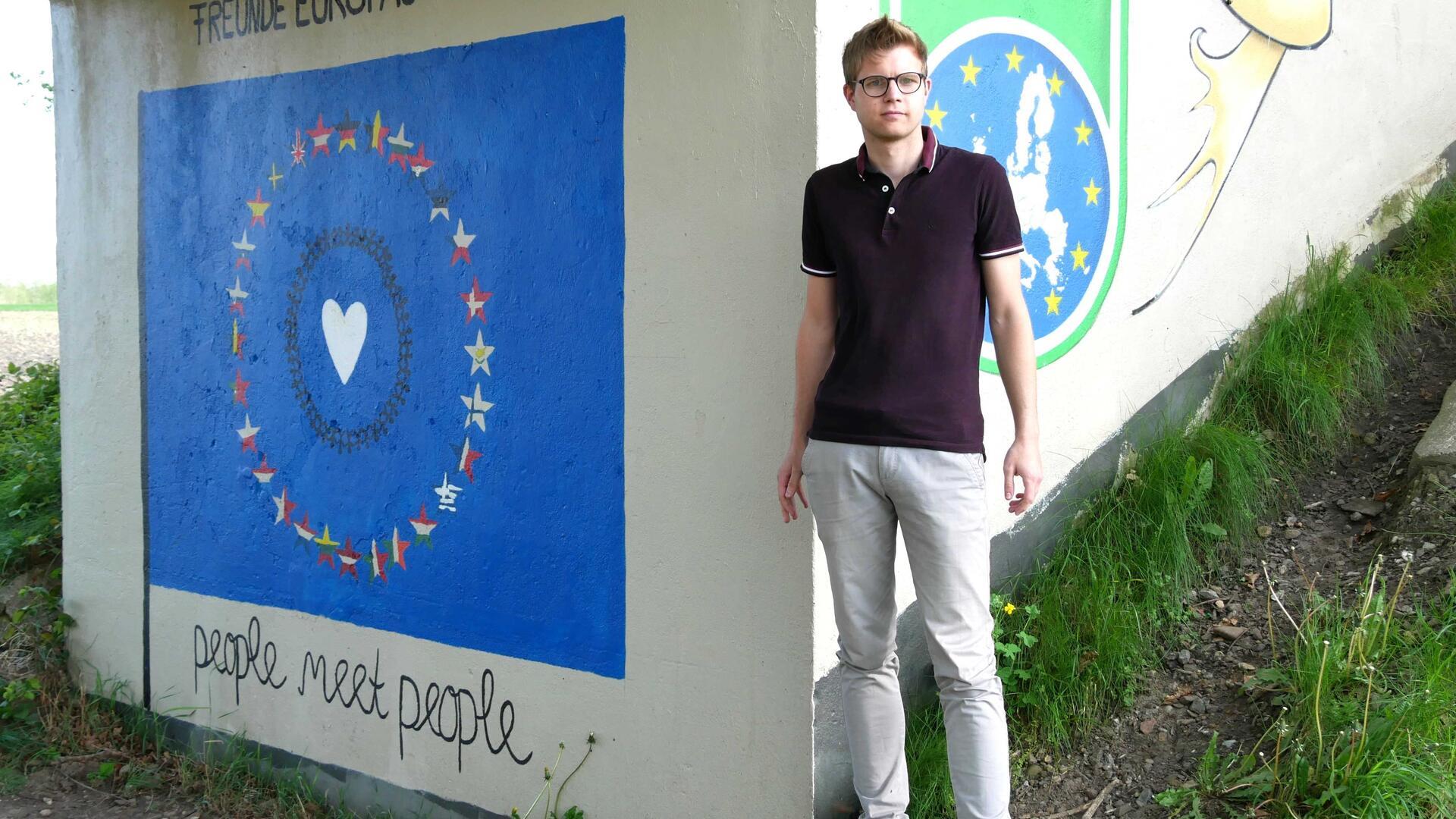 Joshua Henning vor der Europa-Brücke in Hepstedt. Auch dieses Jahr bietet der Verein "Freunde Europas Hepstedt“ Fahrten ins europäische Ausland an.