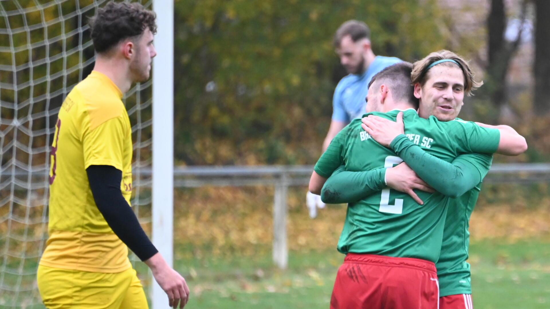 Jubel beim BSC nach dem 1:0: Toni Fahrner bedankt sich bei Flankengeber Lukas Hincke.