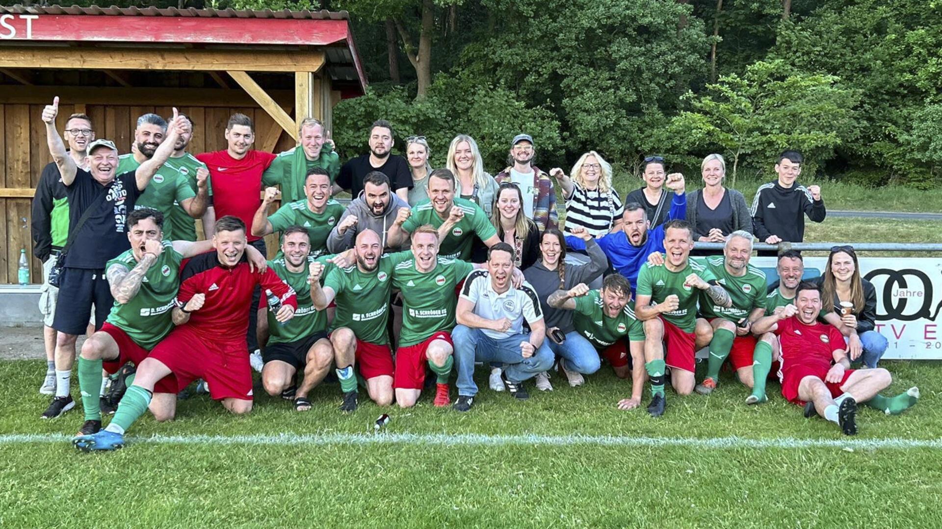 Jubel beim Bremervörder SC und seinen Anhängern: Durch ein 5:2 am letzten Spieltag bei der SG Oste/Elm sicherte sich das Team den Titel in der Altherren-Kreisliga Nord. Am Freitag (20 Uhr) findet in Bremervörde das Finale um die Kreismeisterschaft gegen den Süd-Staffelsieger Rotenburger SV statt.