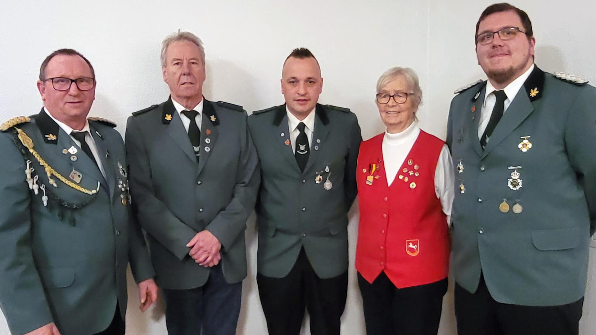 Vorsitzender Manfred Romer (von links) mit Heinz Drewes, Henning Schnackenberg, Liselotte Czechowitz und Vizevorsitzendem Daniel Heitmann.