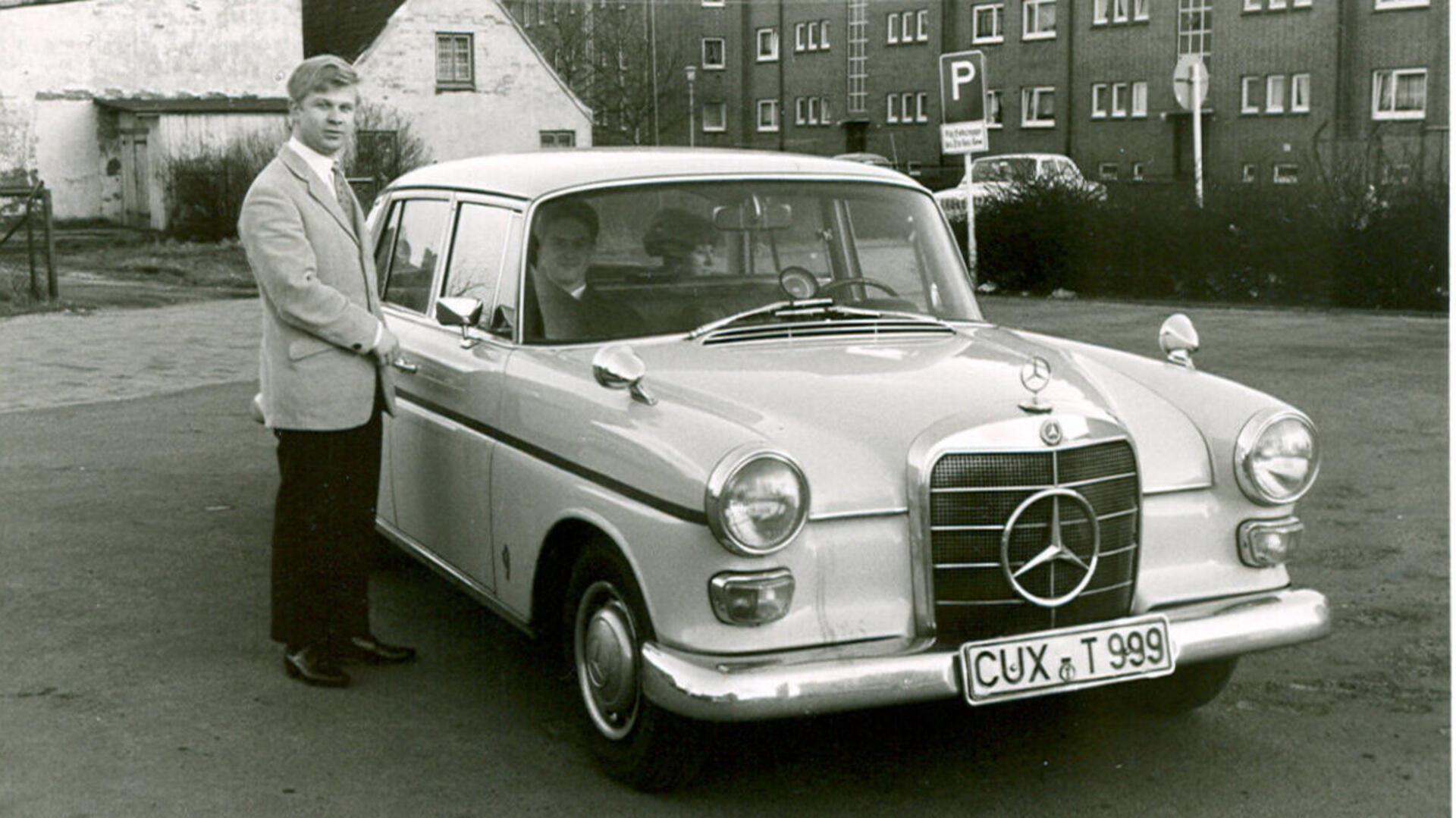 Jürgen Werner 1968 als Fahrer bei der Aufnahme von Fahrgästen auf dem Hadeler Platz. Die ersten Mercedes waren noch umlackierte Taxen, später gab es Neuwagen.