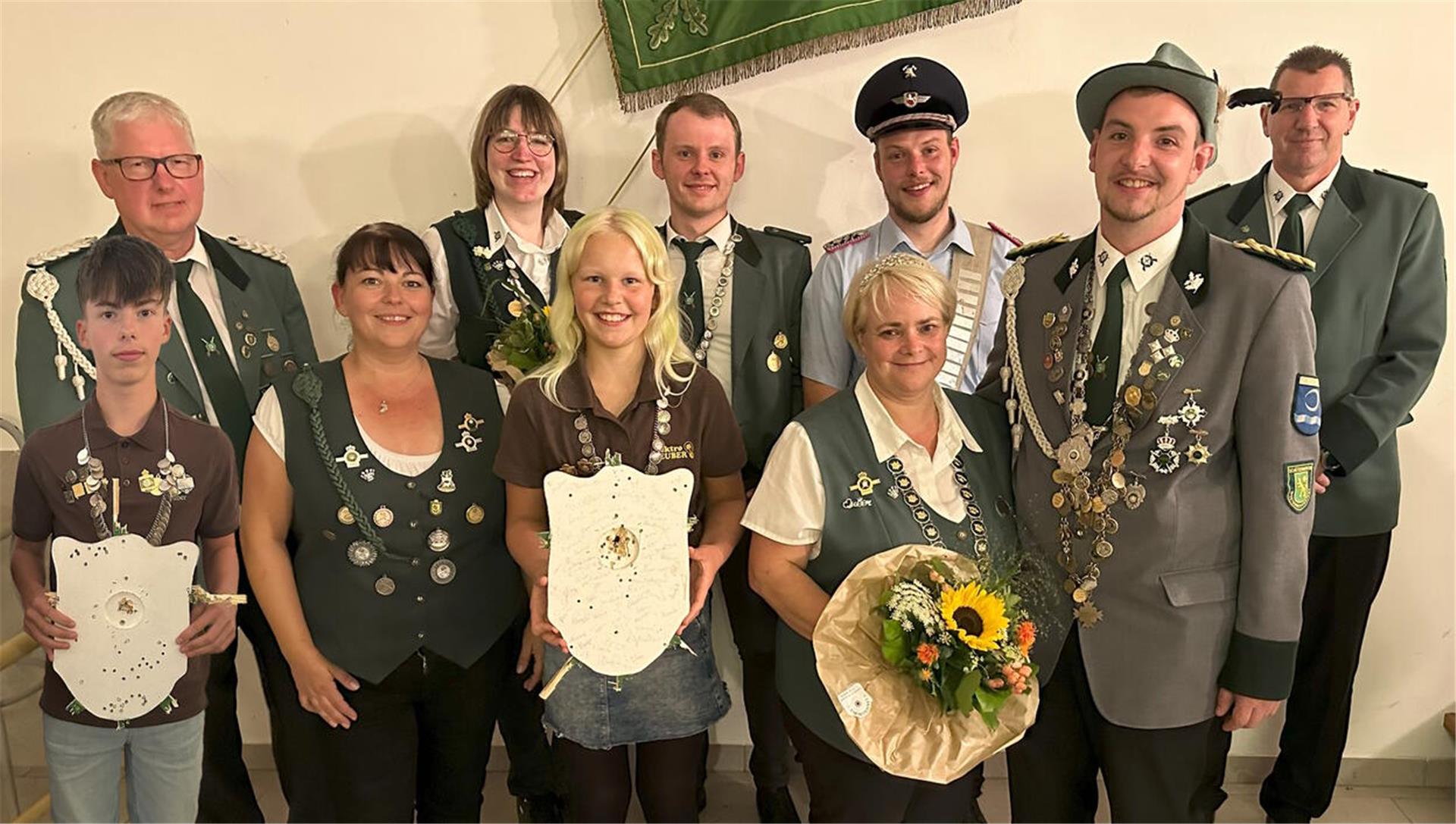 Jugendkönig Leon Niesel (v.l.n.r.), der 1. Vorsitzende Harald Behrens, Krause Pokal Sabrina Niesel, Vize-Königin Priska Siedenburg, Schülerkönigin Anneke v.Glahn, Vize-König Felix Bernshausen, Königin Sandra Chall, Schlauchkönig Jan Grotheer, König Martin Grotheer, und Volksvogelkönig Lars Tischmann.