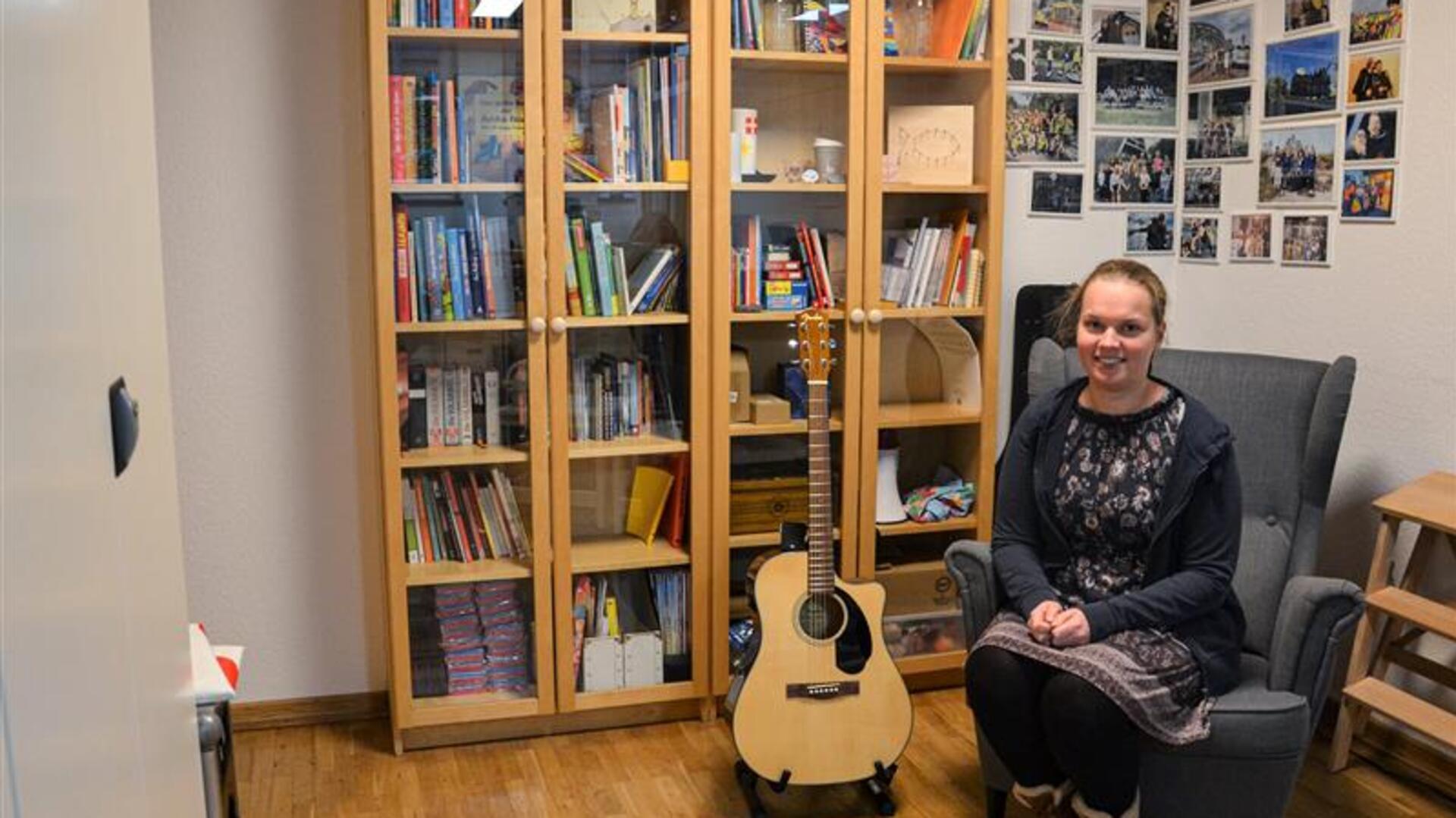 Julia Schöler (30) empfängt in der gemütlichen Sitzecke in ihrem Büro im Sittenser Gemeindehaus ihre Besucher.