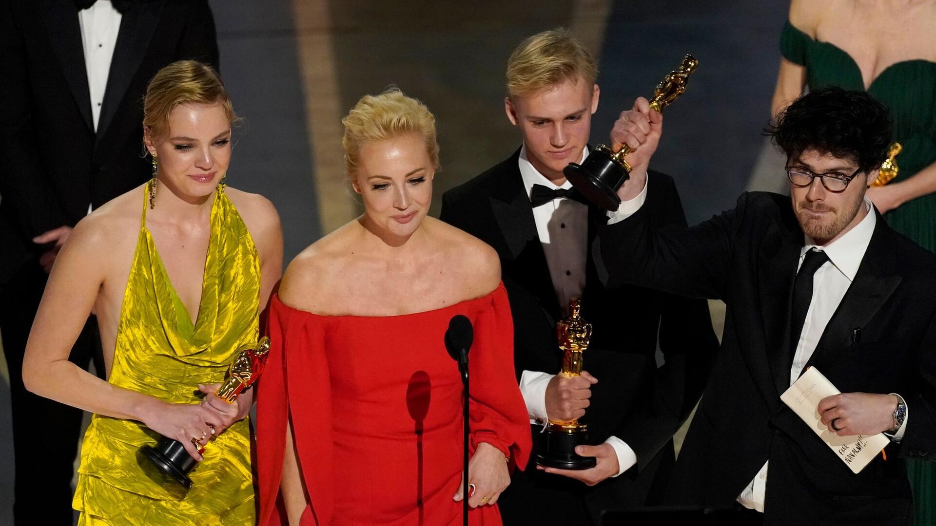 Julija Nawalnaja (2.v.l) nimmt gemeinsam mit der Crew von „Nawalny“ den Preis für den besten Dokumentarfilm bei der Oscar-Verleihung 2023 entgegen.