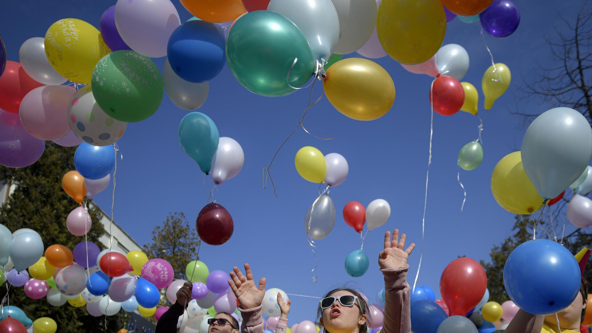 Luftballons steigen in den Himmel.