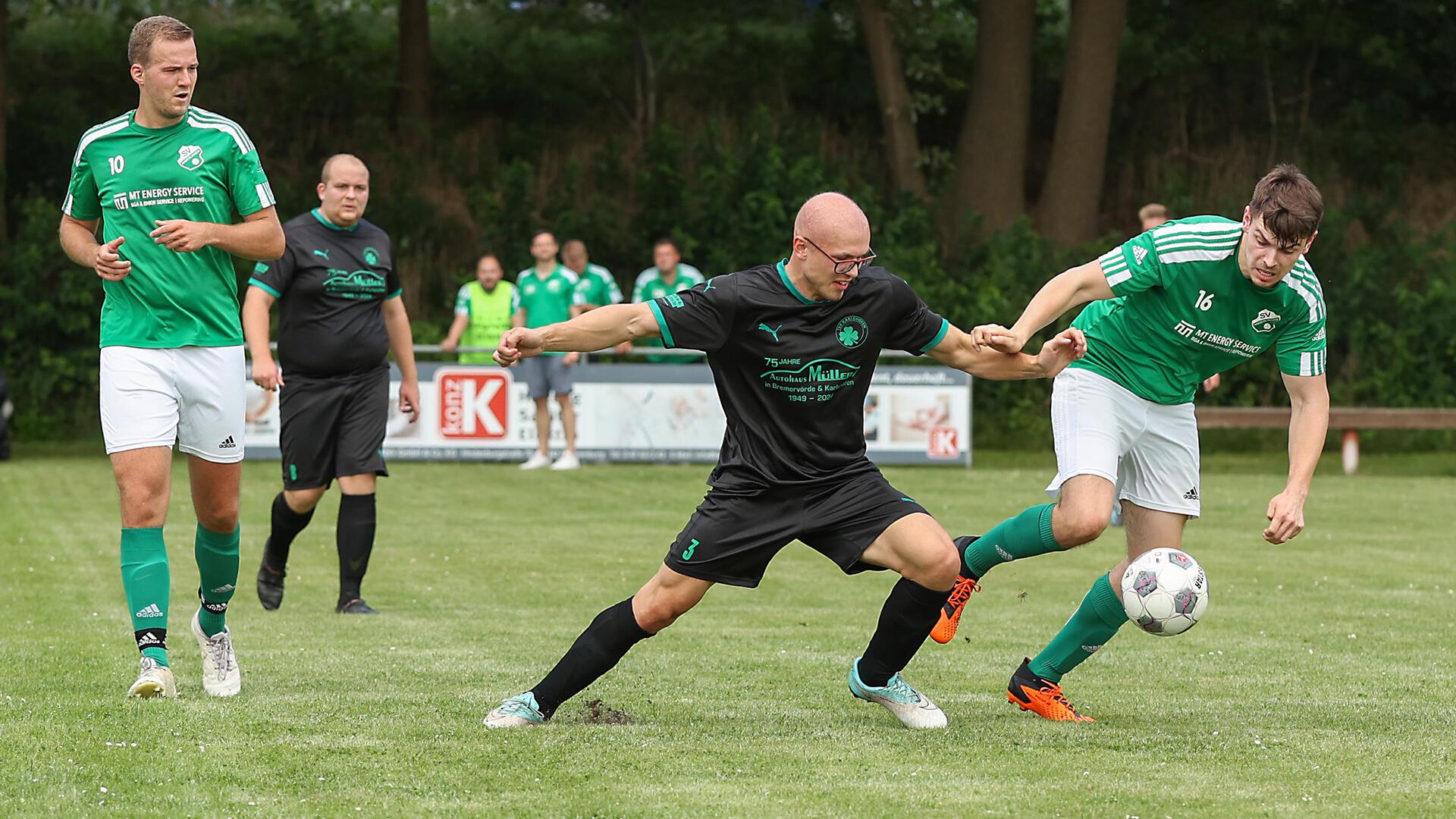 Karlshöfen II - Anderlingen II: Die Gastgeber - hier mit Marcel Lührs gegen Tom Betsch (re.) - verloren gegen den Aufsteiger mit 0:3.