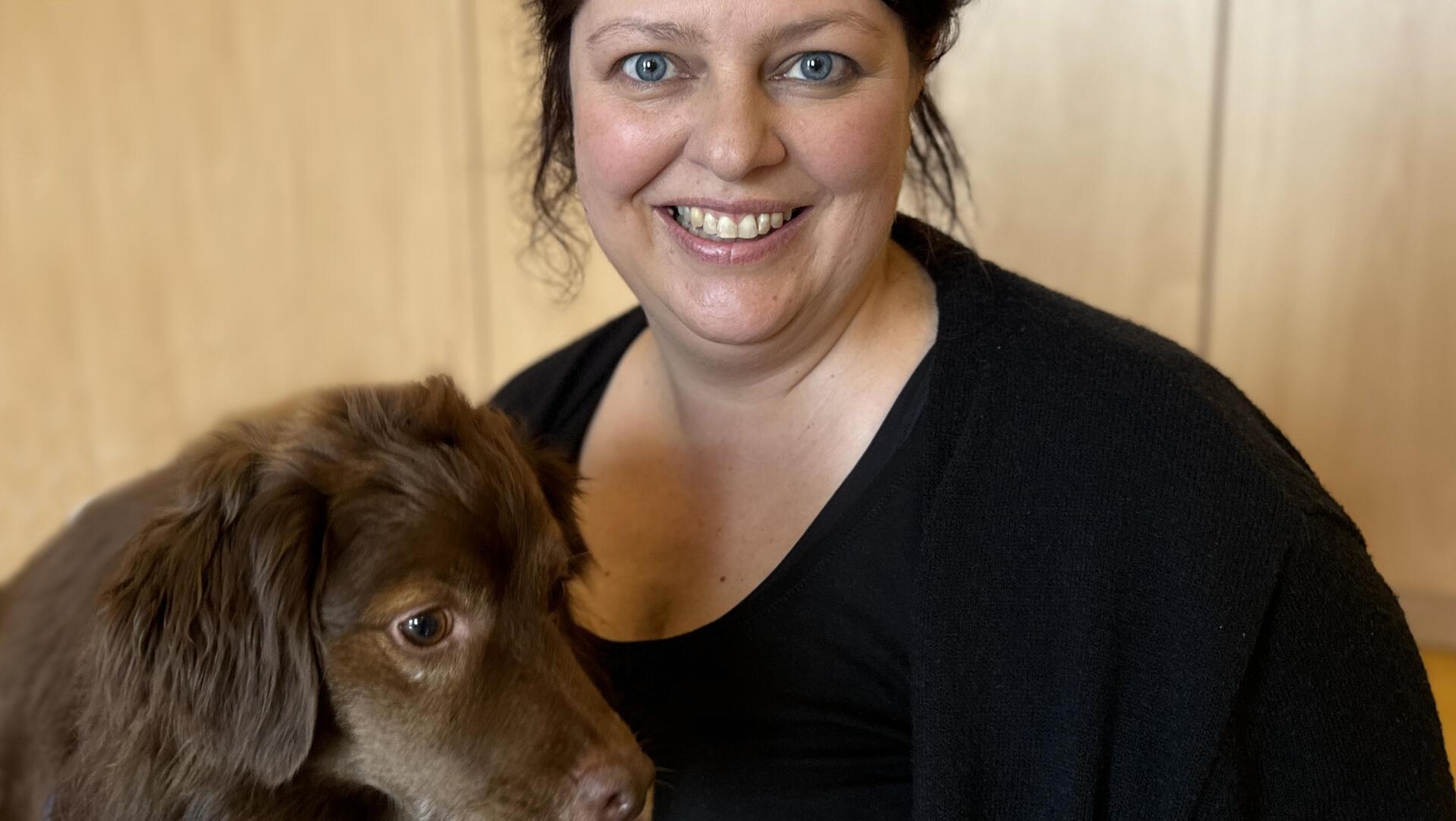 Katrin Frölich mit ihrem Therapiehunde Finny.