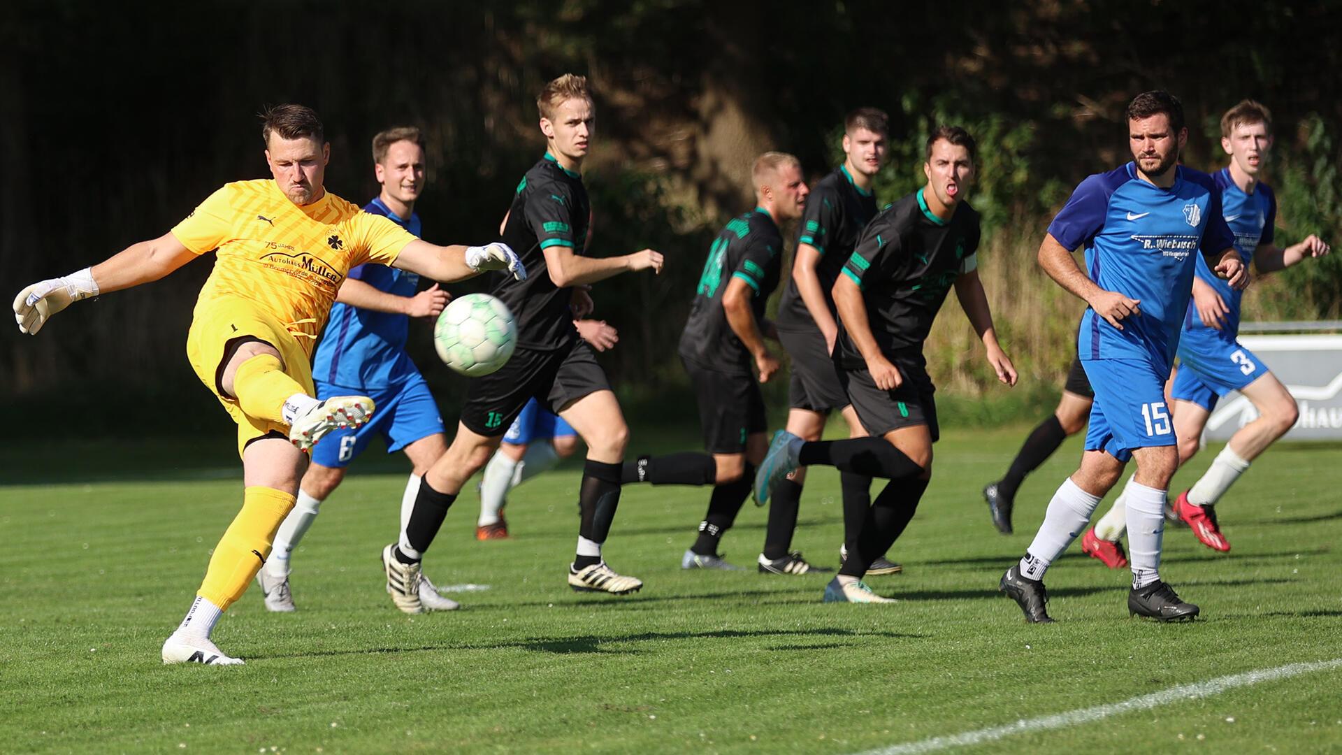 Keeper Timo Flathmann steckt mit dem TSV Karlshöfen zur Winterpause im Abstiegskampf der Fußball-Kreisliga.