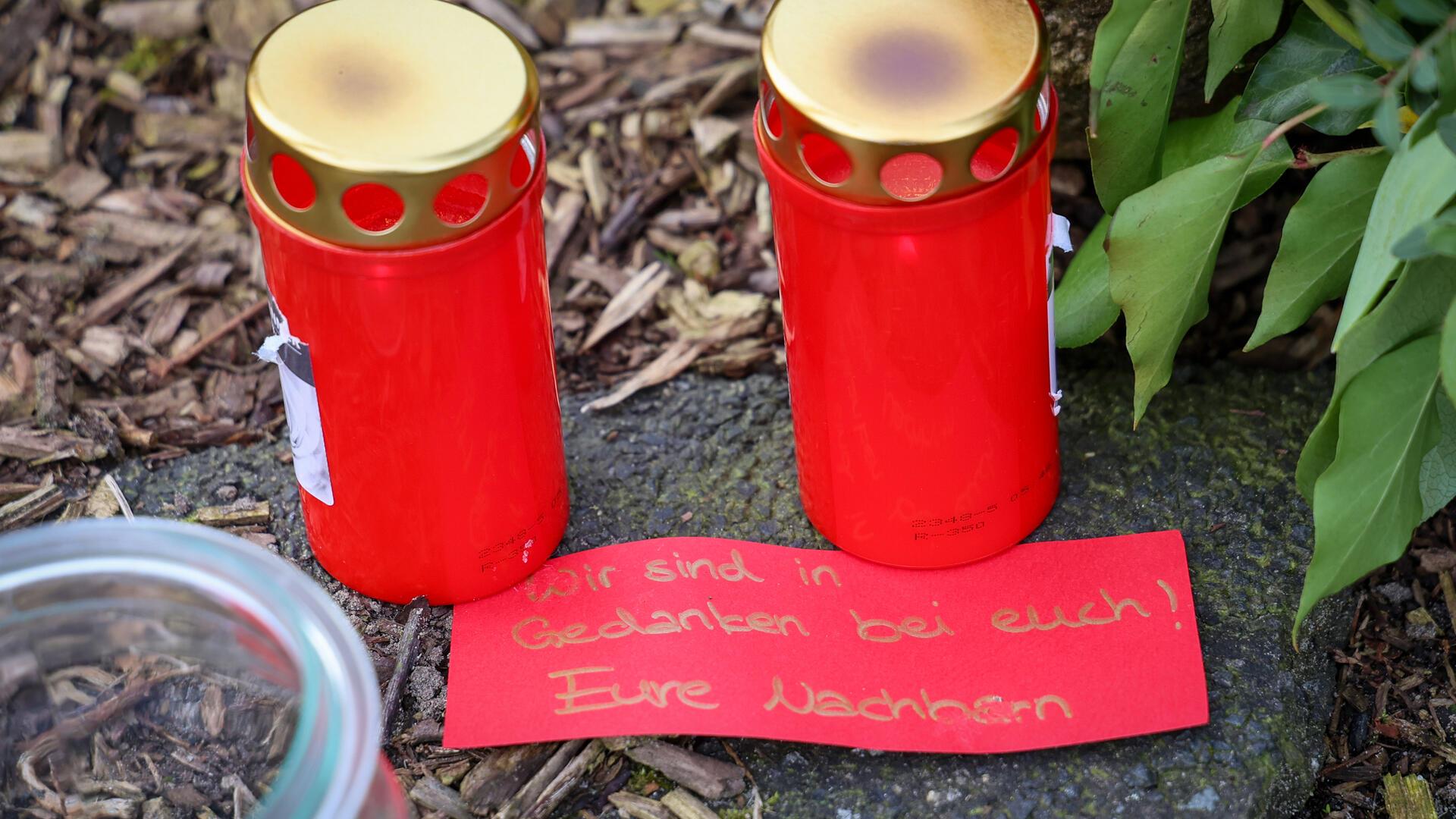 Kerzen stehen vor dem Haus in Westervesede in der Gemeinde Scheeßel, in dem ein Soldat zwei Personen erschossen haben soll.