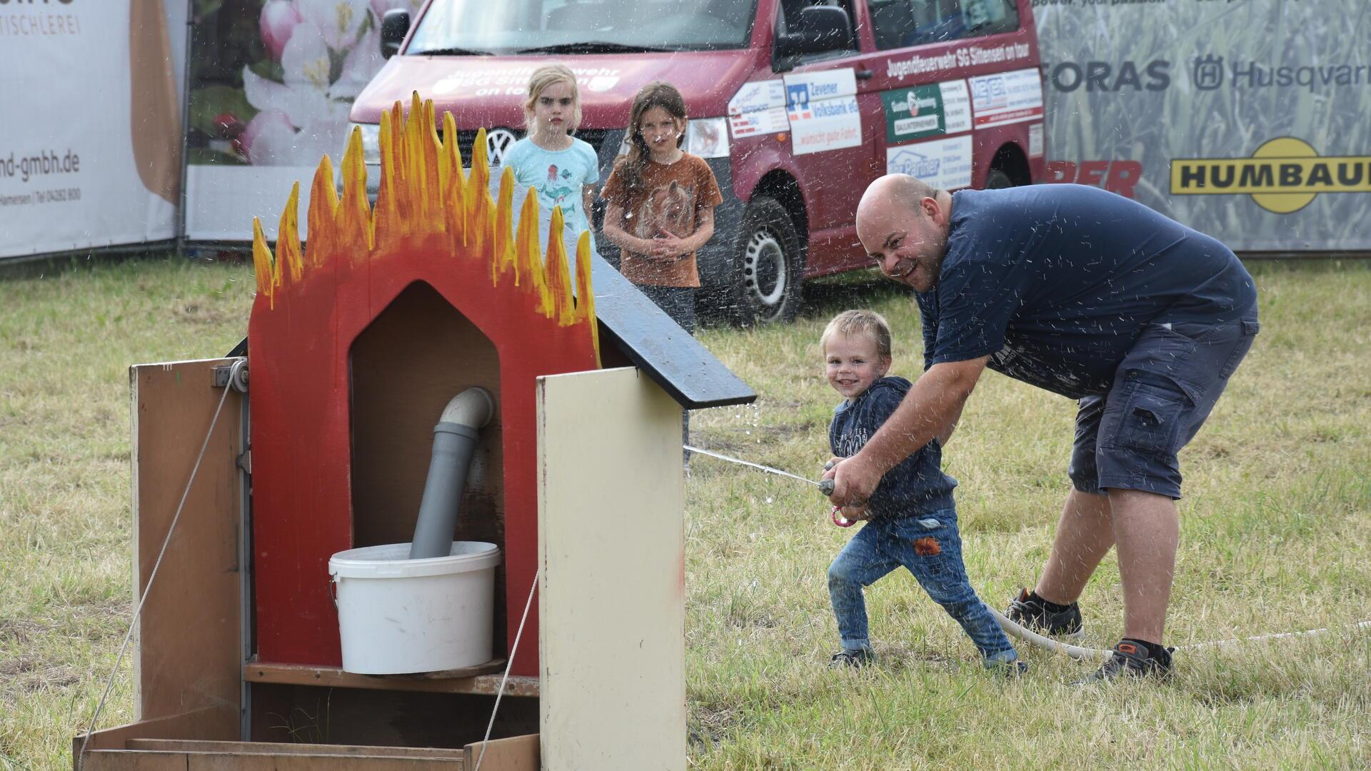 Das Foto zeigt ein Kind beim Löschen eines vermeintlichen Feuers.  