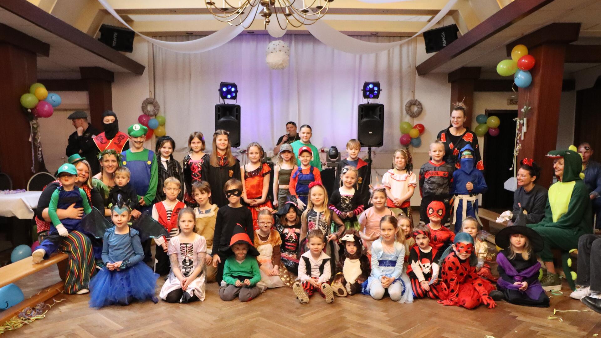 Kinderfasching in Nartum: Die Mädchen und Jungen hatten sichtlich Spaß.
