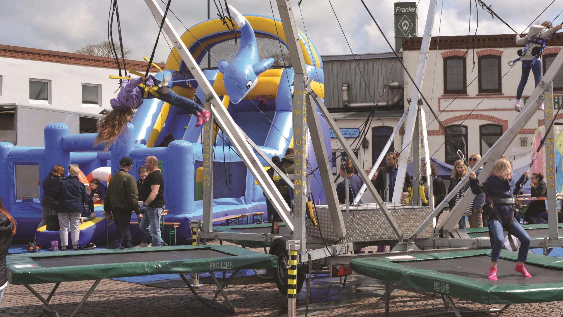 Hüpfburg und Trampolin mit Kindern im Schaufenster Fischereihafen