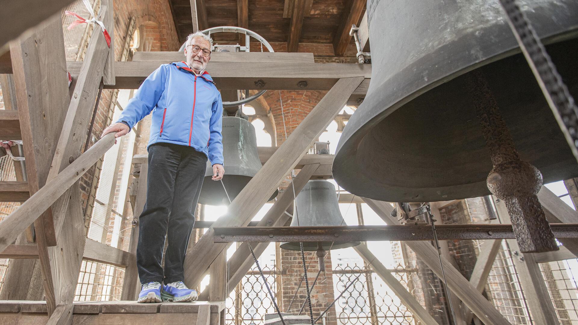 Ein Mann in einem Kirchenturm. 