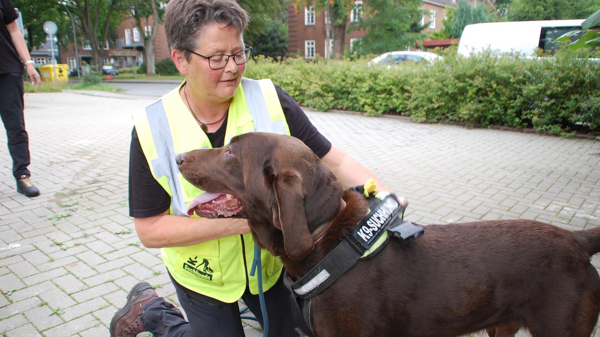 Kirsten Cadow mit ihrem ausgebildeten Suchhund Knud, der bei der Suche nach dem sechsjährigen Arian im Einsatz war.