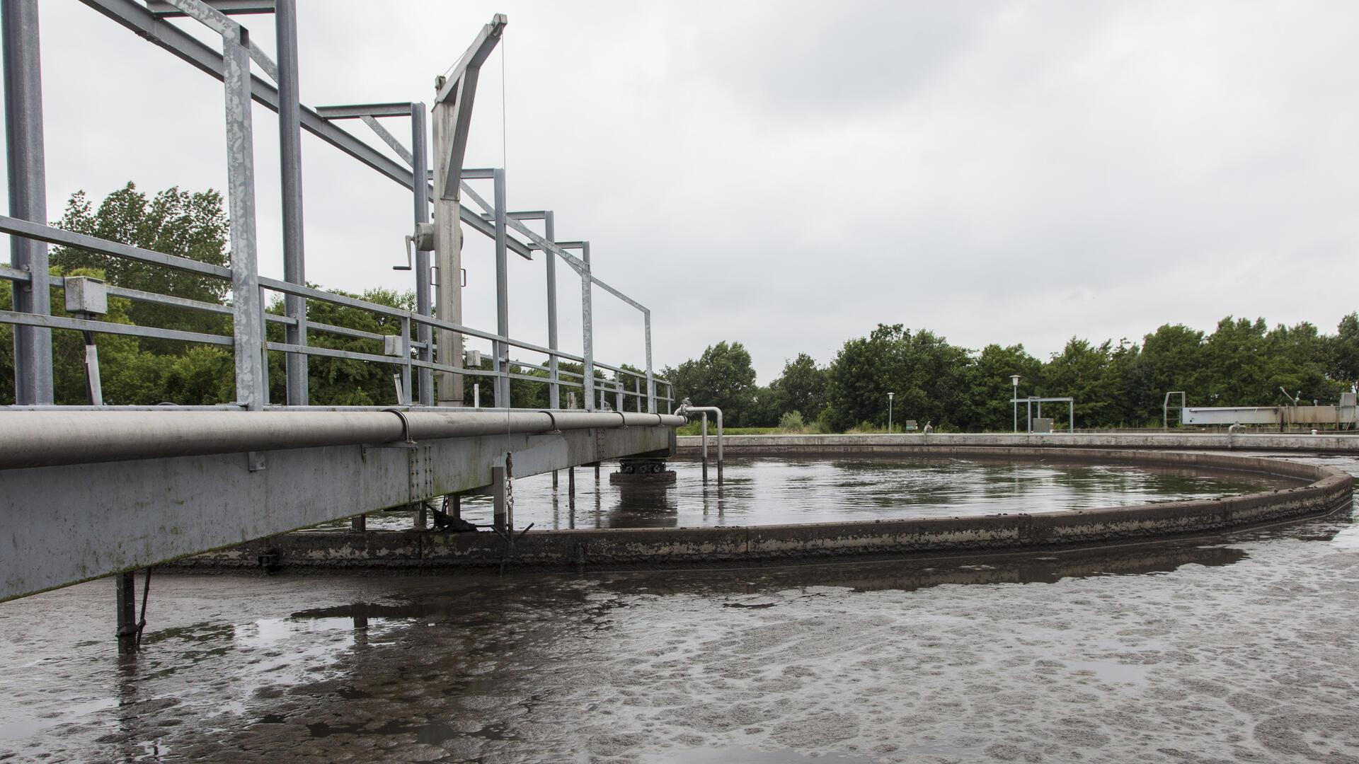 Kläranlagen reinigen Abwasser in mehreren Schritten, bevor es wieder abfließt. Wirkstoffe von Medikamenten lassen sich bislang nur unvollständig herausfiltern.