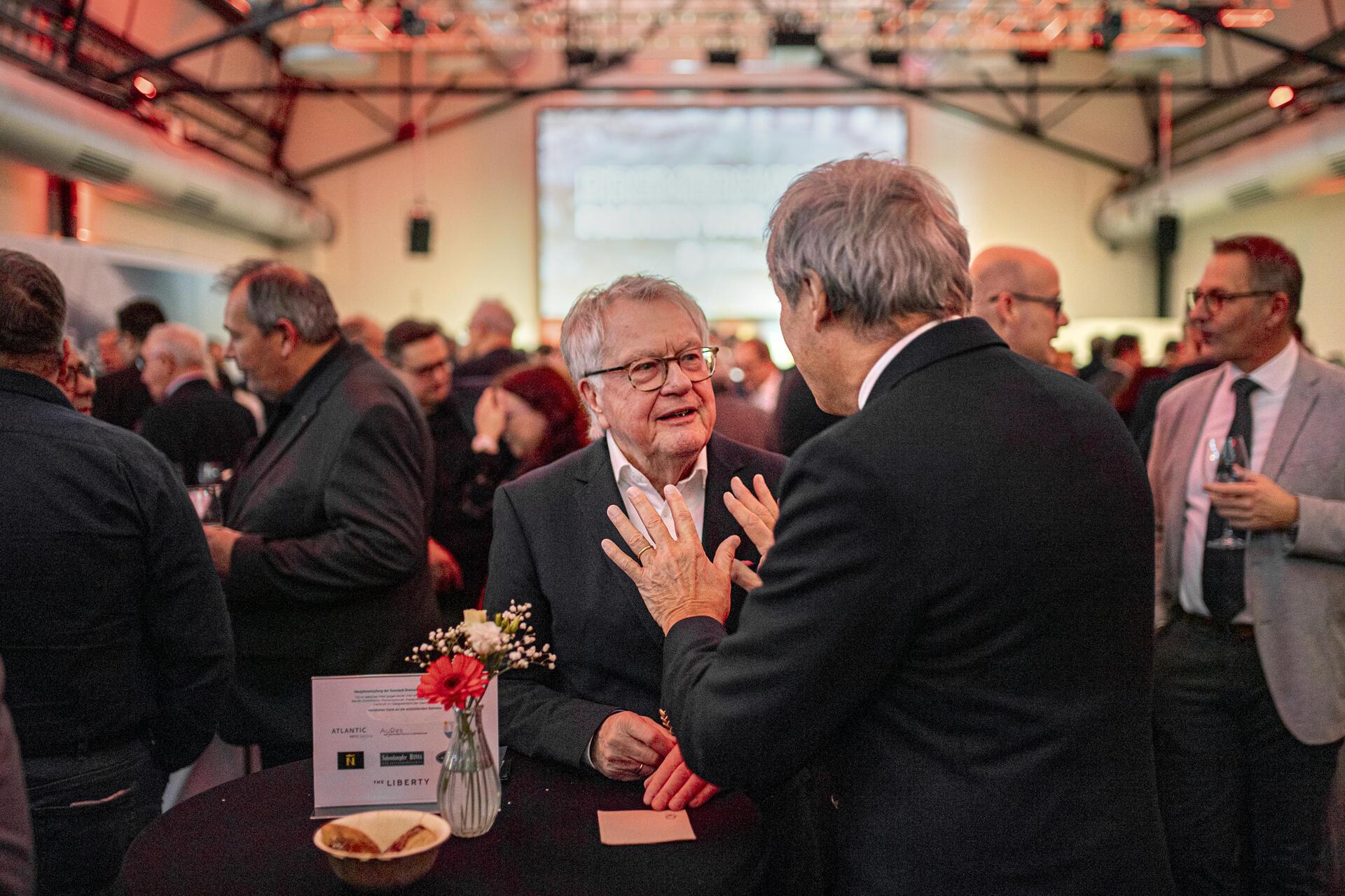 Klaus Becké, Rechtsanwalt, im Gespräch mit Ingo Kramer, Ehrenpräsident der Bunde...