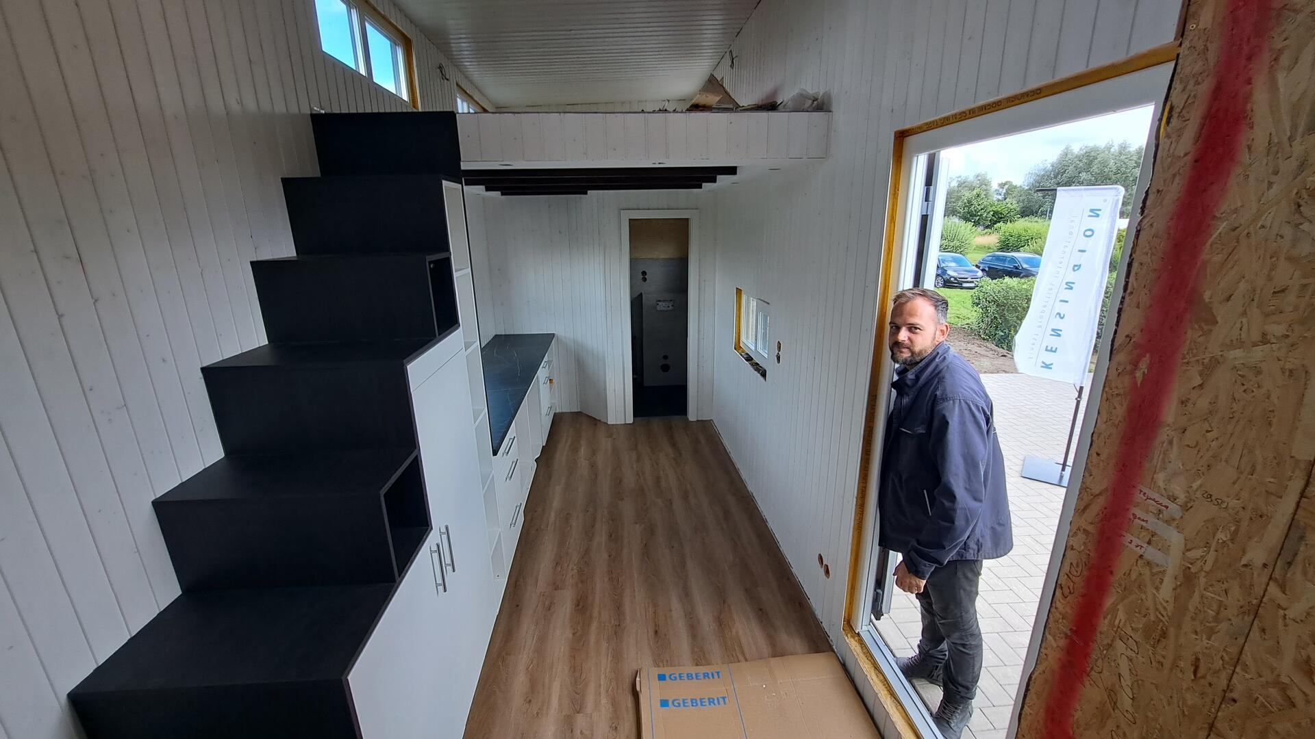 Geschäftsführer Samuel Spitzer von Tiny-House-Spitzer aus Sottrum baut und liefert die neuen Unterkünfte für den Campingplatz in Rechtenfleth. 
