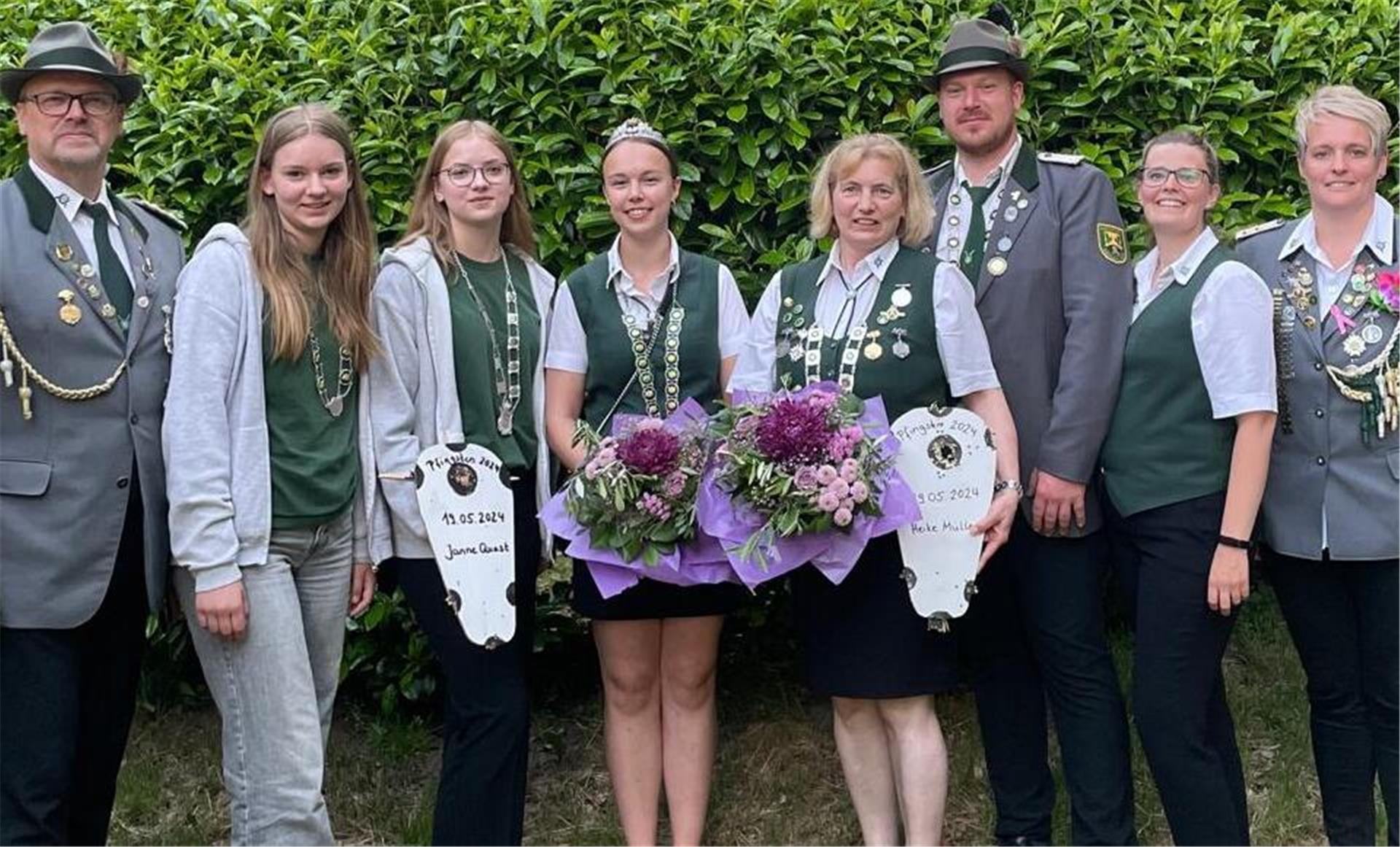 Köhlens neue Königsfamilie (von links): Präsident Rainer Müller, Jugend-Scheibenkönigin Eva Bammann, Jugend-Vogelkönigin Janne Quast, Scheibenkönigin Johanna Jürgens, Vogelkönigin Heike Müller, Scheibenkönig Felix Juschkat, Damenleiterin Yvonne Müller, 2. Vorsitzende Tina Heins.