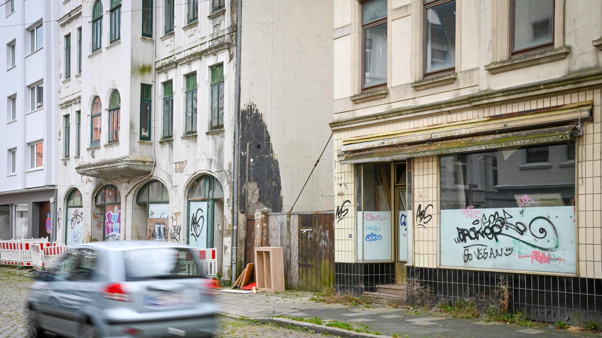 Körnerstraße 7 und 9 (rechts). Früher war mal ein Bäcker in der 9. Jetzt ist das Haus völlig heruntergekommen, wie auch die Nummer 7, vor der aus Sicherheitsgründen eine Absperrung angebracht wurde. Für die Absperrung muss der Eigentümer zahlen.