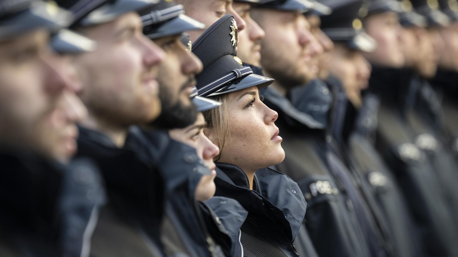 Reihe von Polizisten ist angetreten. 