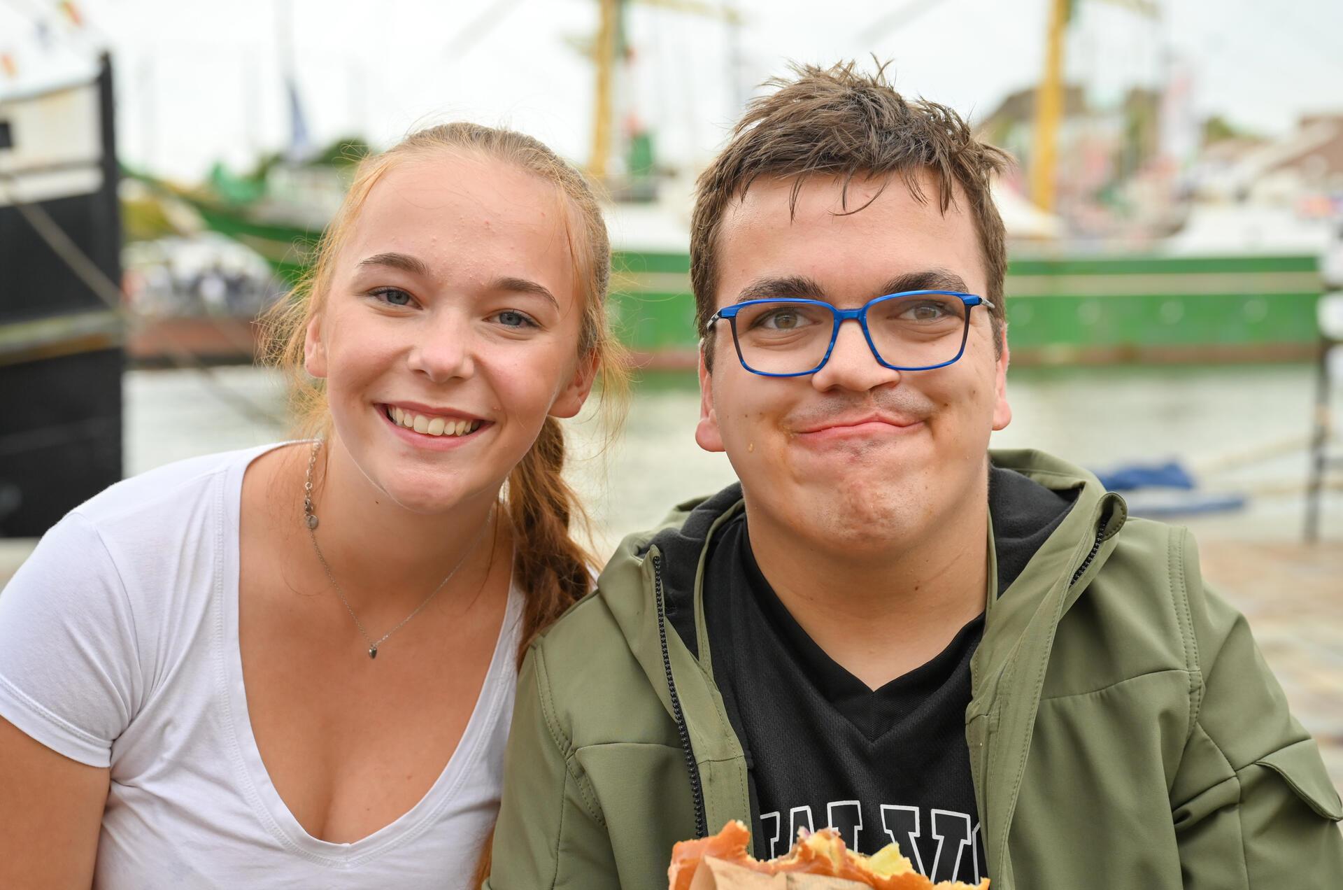 Köstlich finden es auch die Besucher Leonie Schubert und Bennet Päsch.