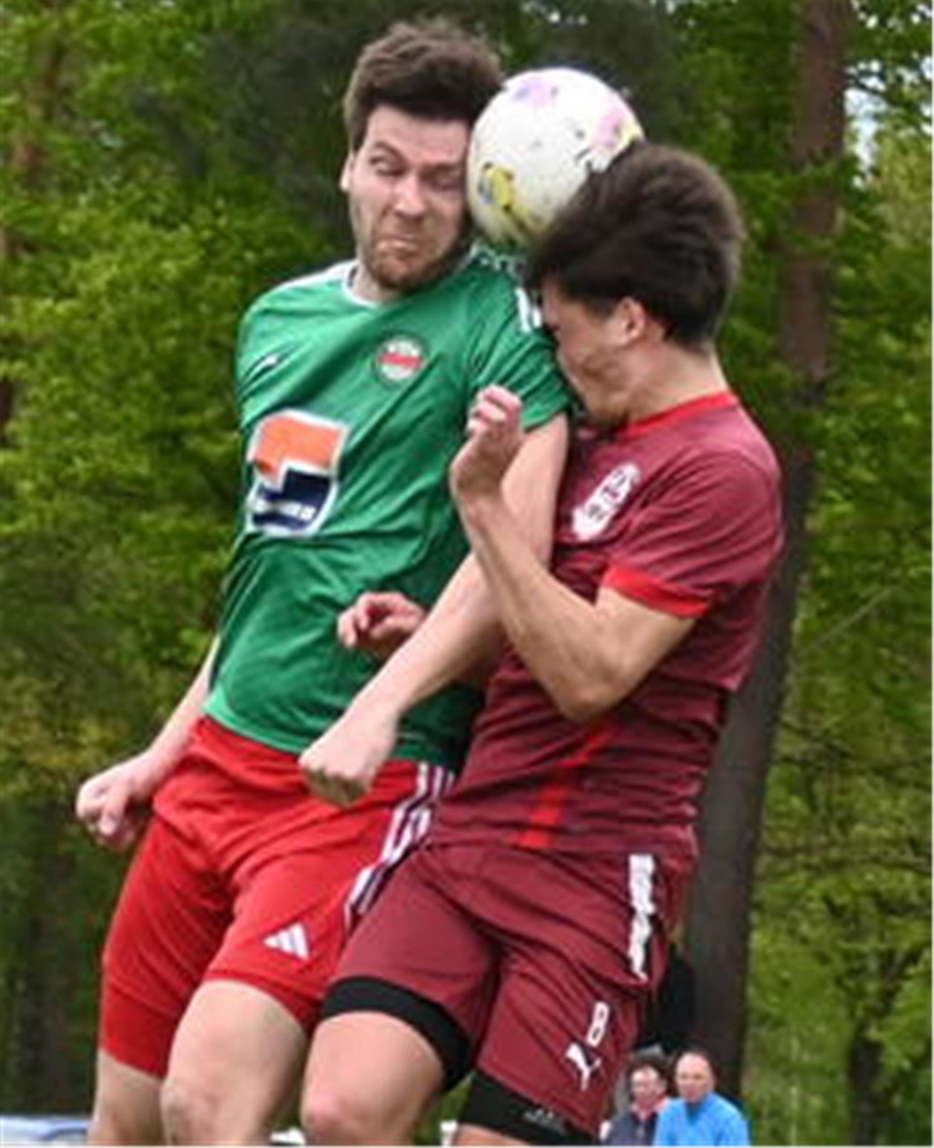 Kopf-an-Kopf im wahrsten Sinne des Wortes: BSC-Spieler Martin Behrendt gegen den Rotenburger Iago Schreier.