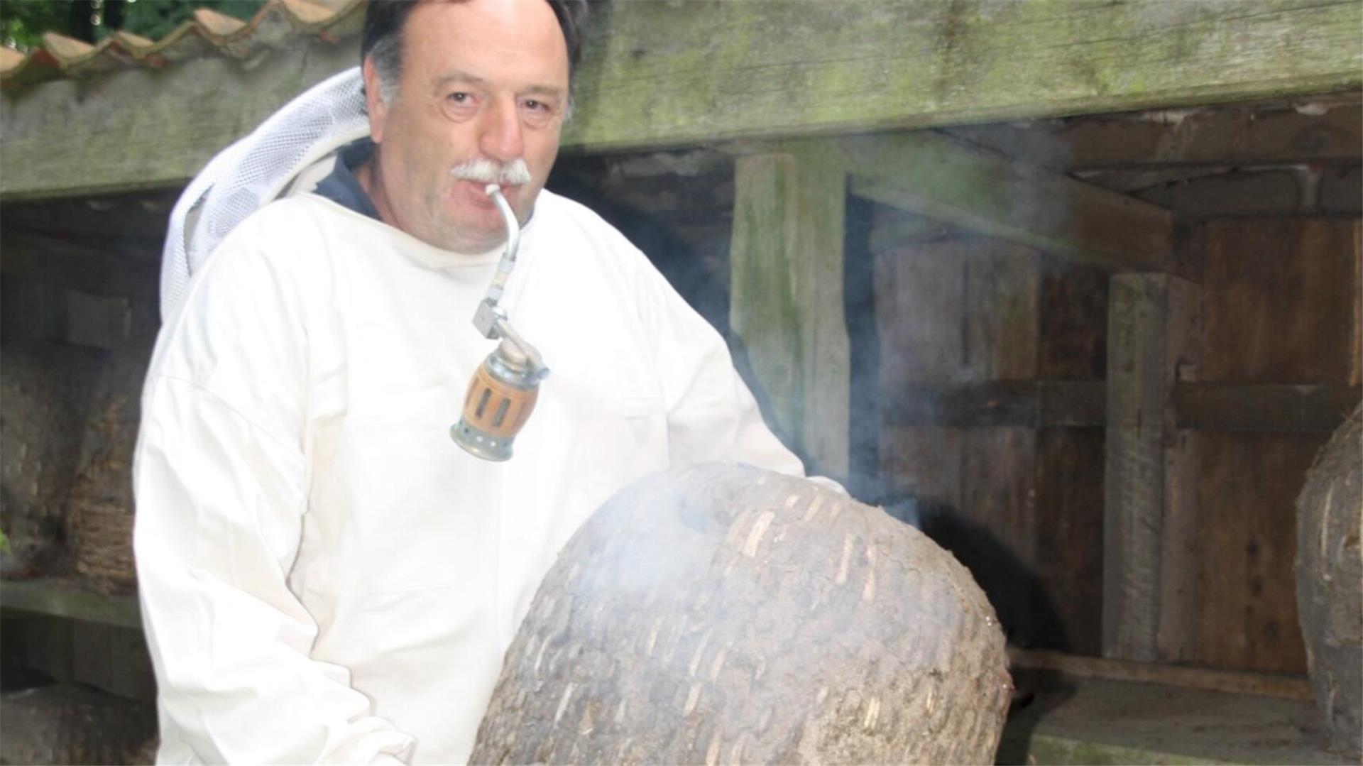 Korbimker Hans-Adolf Müller aus Selsingen in seiner Montur und in seinem Element.