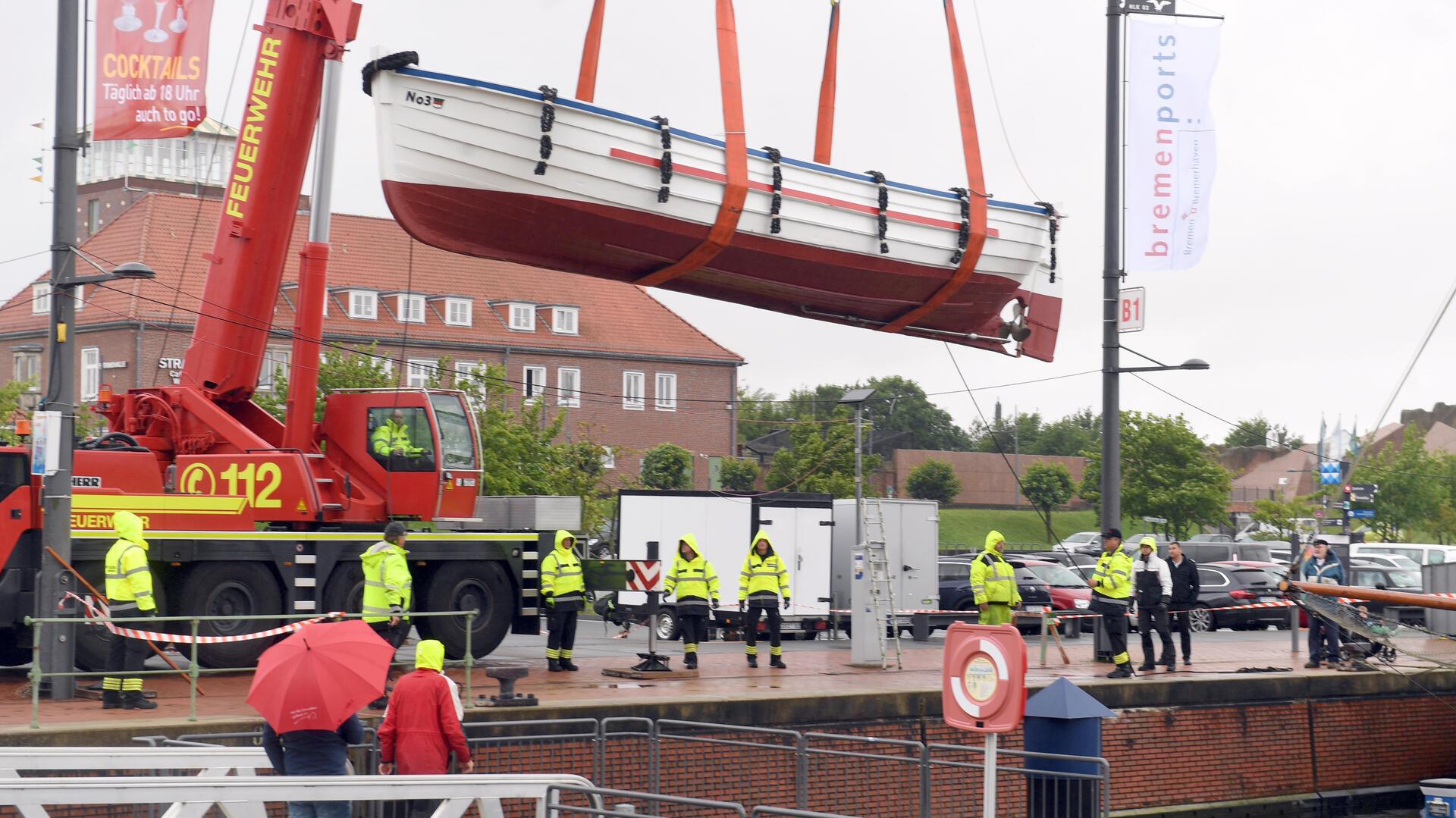 Kraneinsatz bei Schietwetter: Das Börteboot der Schiffergilde kommt ins Wasser.