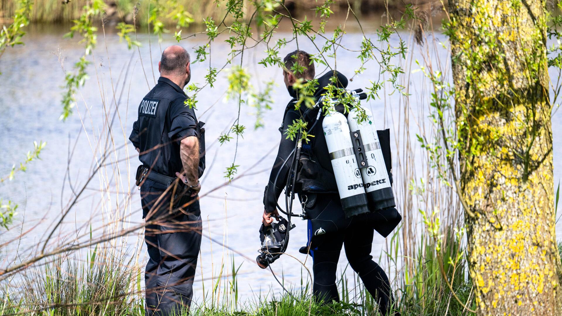 Kranenburg: Ein Taucher der Polizei steigt in die Oste. Der sechs Jahre alte Arian aus Elm wird weiter vermisst.