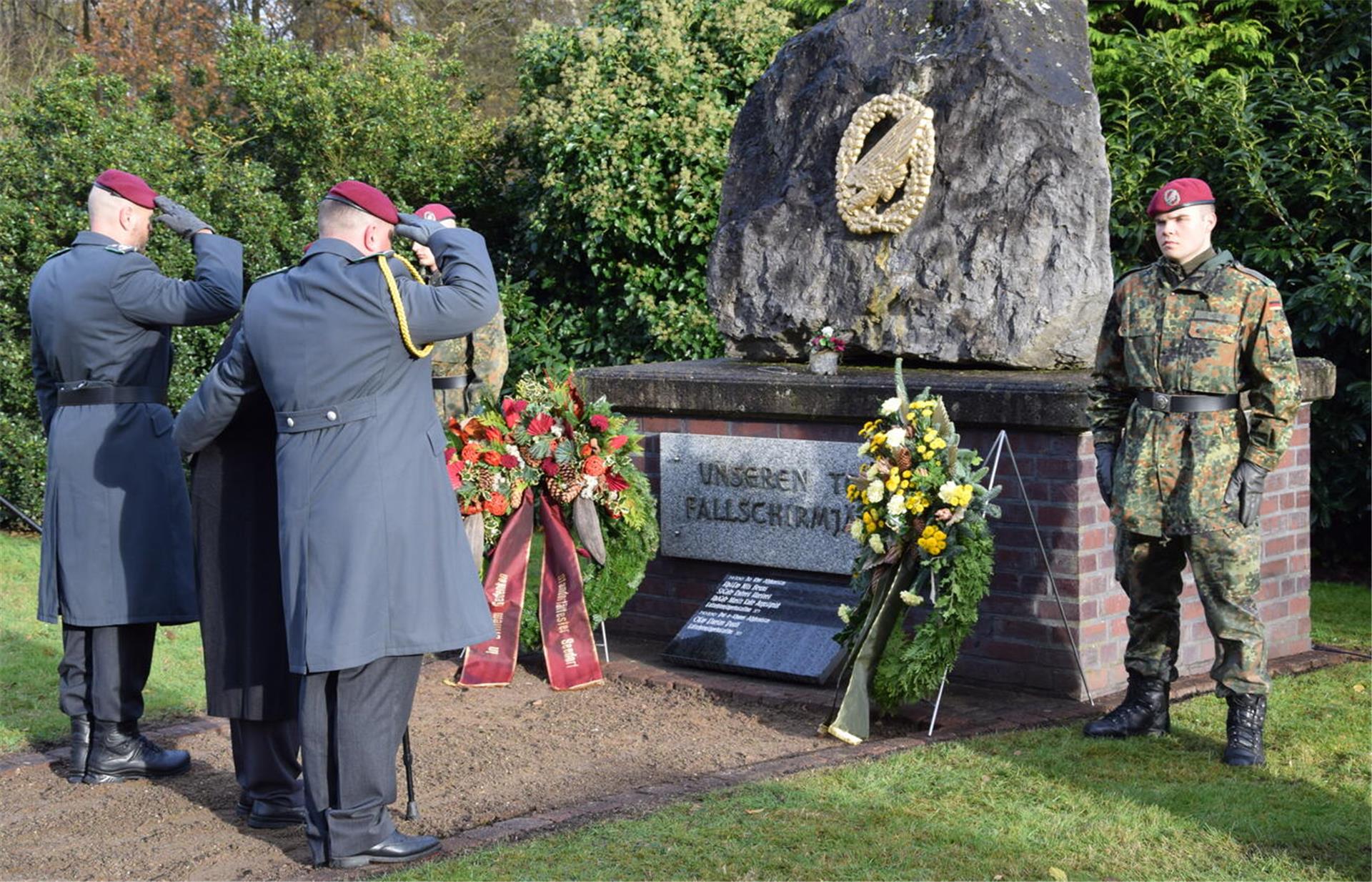 Kranzniederlegung am Ehrenmal vor der Kaserne für die im Einsatz gestorbenen Seedorfer Fallschirmjäger.