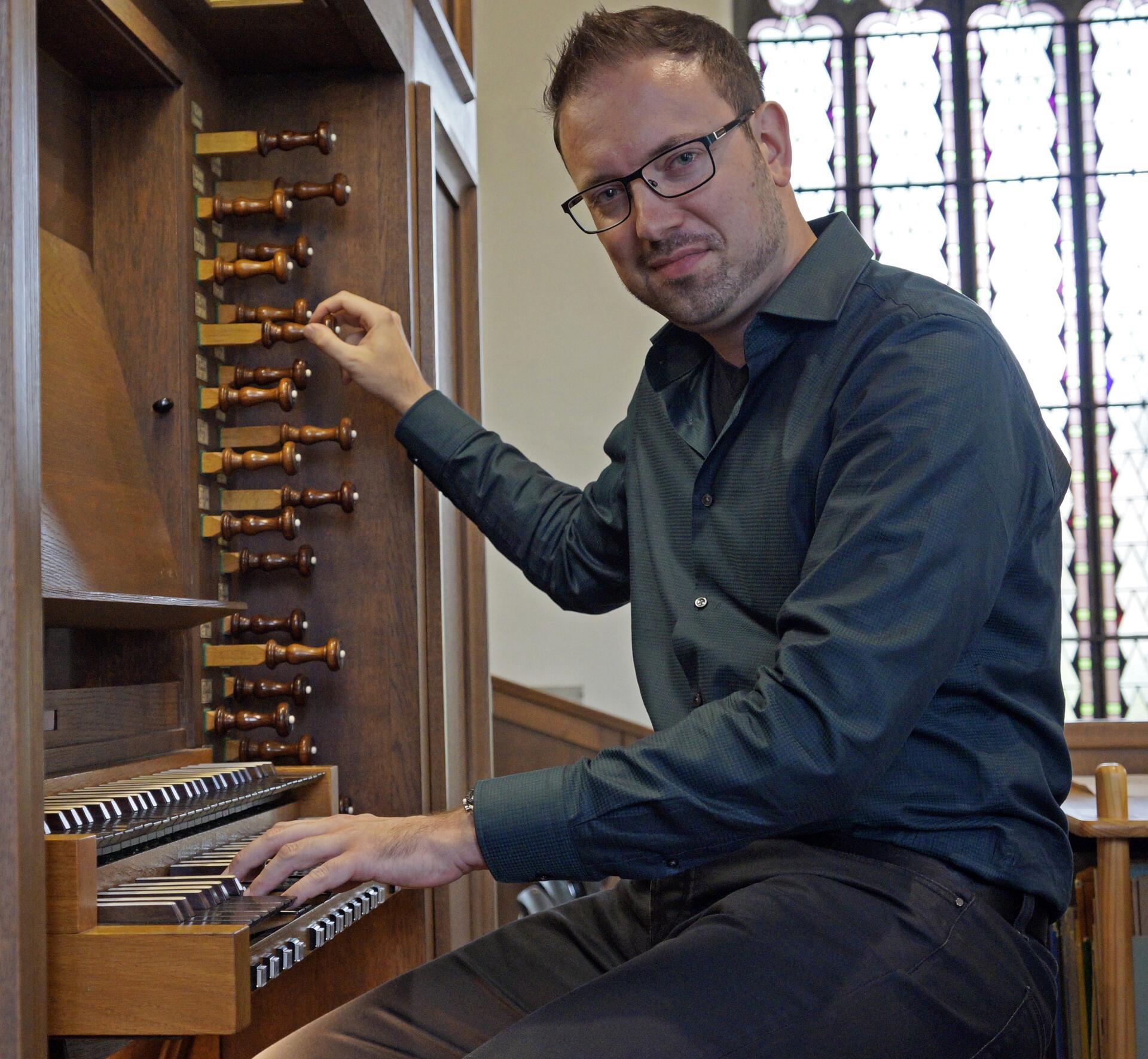 Kreiskantor Simon Schumacher aus Rotenburg war zum ersten Mal in Bremervörde zu Gast und hatte zum Improvisationskonzert über Wünsche aus dem Publikum eingeladen.