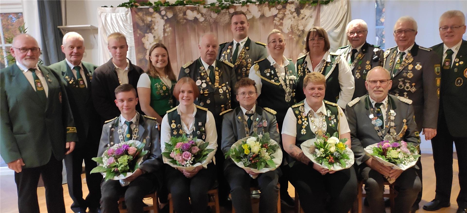 Kreispräsident Holger Rubach (rechts) sowie seine Stellvertreter Heino Siems (links) und Werner Martens mit der Kreiskönigsfamilie 2024. Foto: Schiefelbein