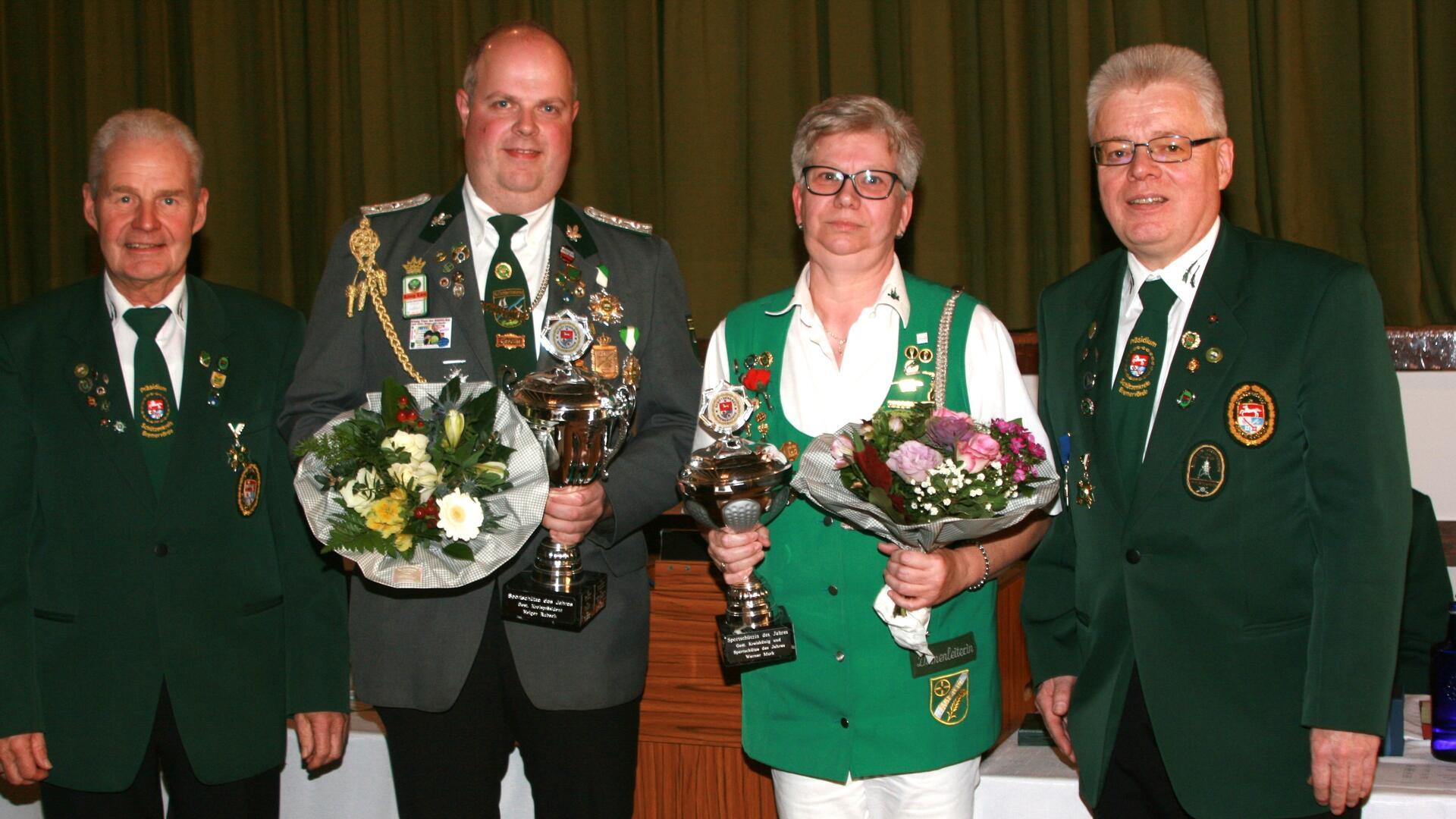 Kreispräsident Holger Rubach (rechts) und sein Stellvertreter Werner Martens gratulierten Tanja Rubach und Lars Busch zur Ernennung der „Sportler des Jahres“. Es fehlt Leni Klintworth. 