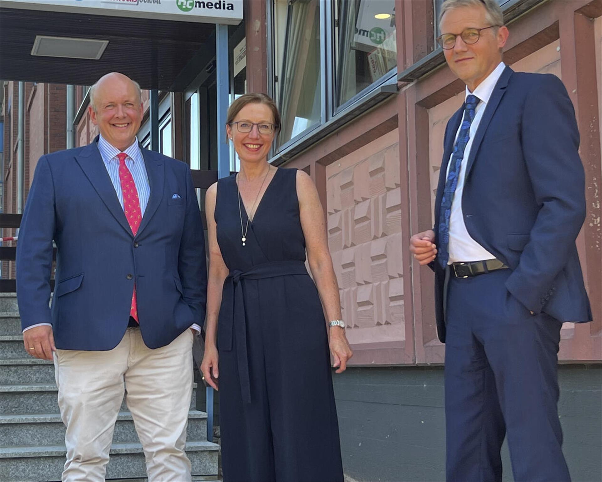 Krempeln die IHK um: Christoph von Speßhardt (von links), Kirsten Kronberg und Matthias Kohlmann beim Pressetermin in Stade.