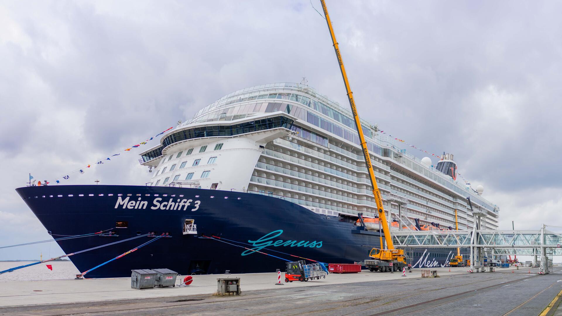 Kreuzfahrtreisende starten mit der „Mein Schiff 3“ von der Columbuskaje in Bremerhaven in den Urlaub.