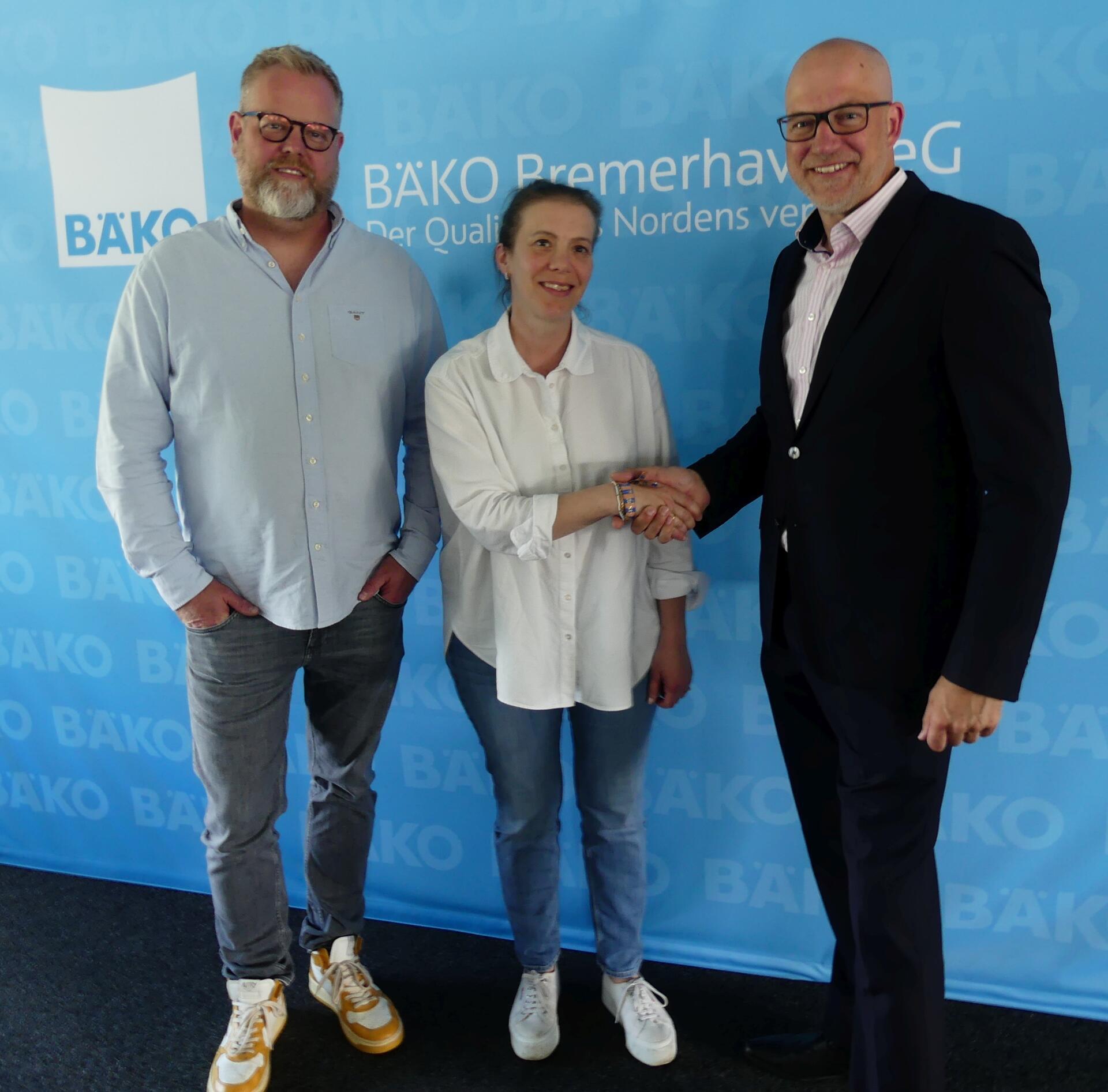 Kristian Tiedemann (Aufsichtsrat, links) und Mirko Oeltermann (rechts) gratulieren der frisch gebackenen Bäckermeisterin Rahel Petscheid-Zoldan von der Bäckerei Petsch-Brot aus Tiste (SG Sittensen) zum Meistertitel.