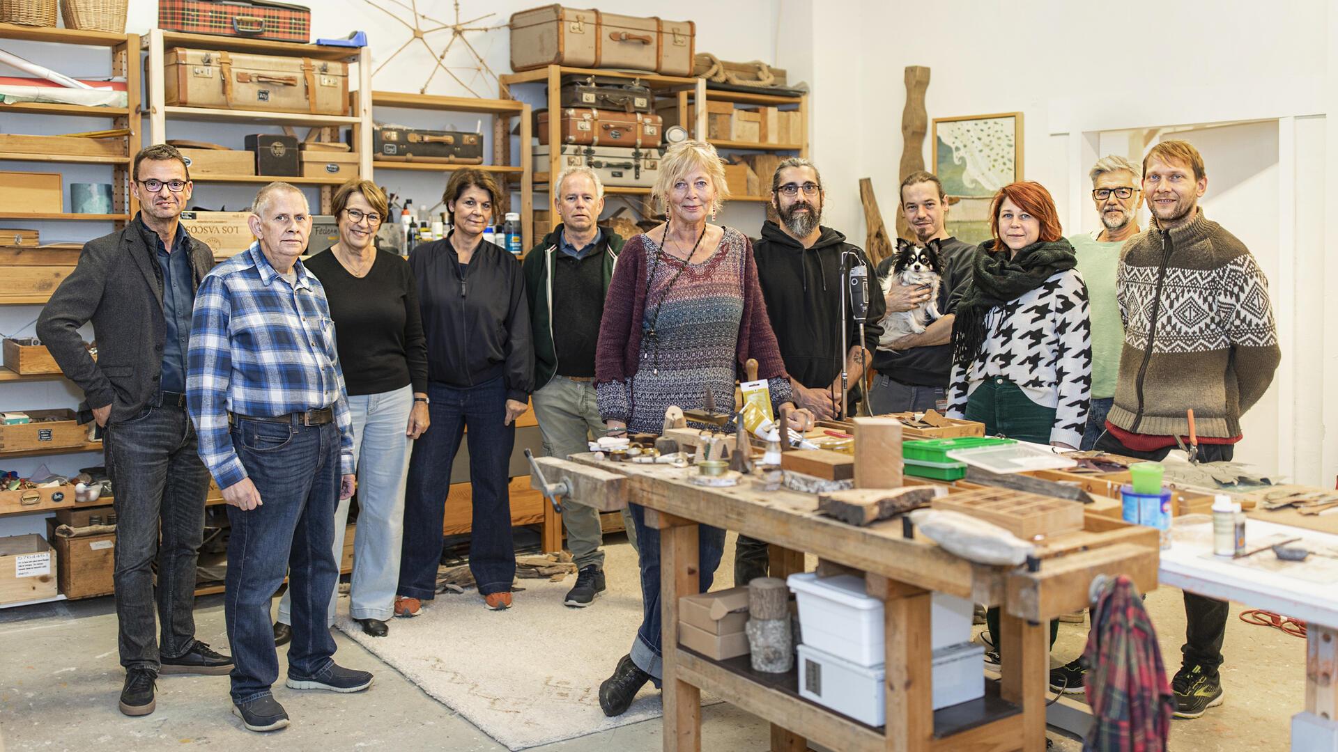 Künstlerinnen und Künstler der unterschiedlichsten Disziplinen beleben das Gebäude an der Ecke Schleusenstraße/Rudloffstraße. Sie haben dort ihre Werkstätten und Ateliers bezogen. Das freut Kulturstadtrat Michael Frost (links) und Kulturamtsleiterin Dorothee Starke (3. von links).