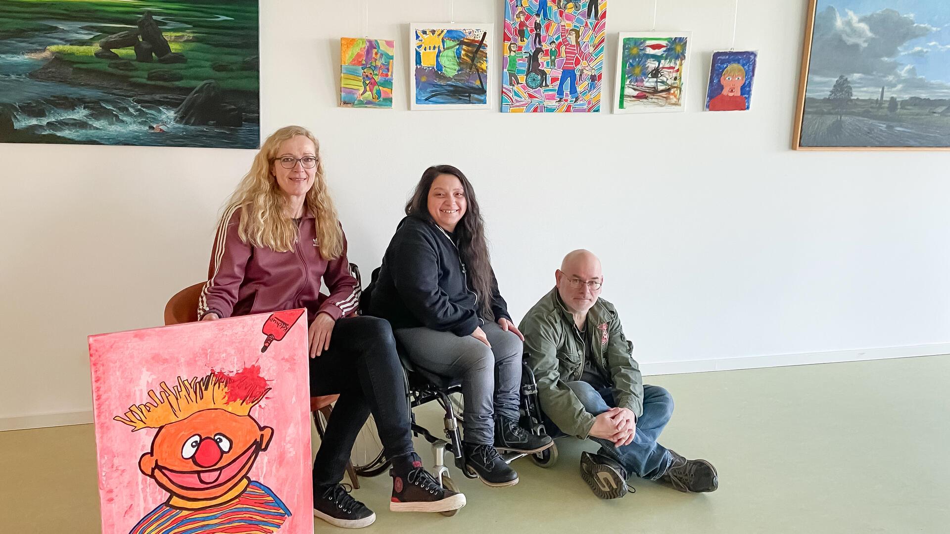 Kunst verbindet (von links): Dagmar Fitschen (die hier Gemeinschaftswerke ausstellt, die beim „Kreativen Malen“ für Vördewerk-Beschäftigte entstanden sind), Jennifer Koppin und Holger Kirste vereinen mit ihrer gemeinsamen Kunstausstellung im Lebenshilfe-Gebäude in Zeven ihre vielfältigen Werke an einem Ort.