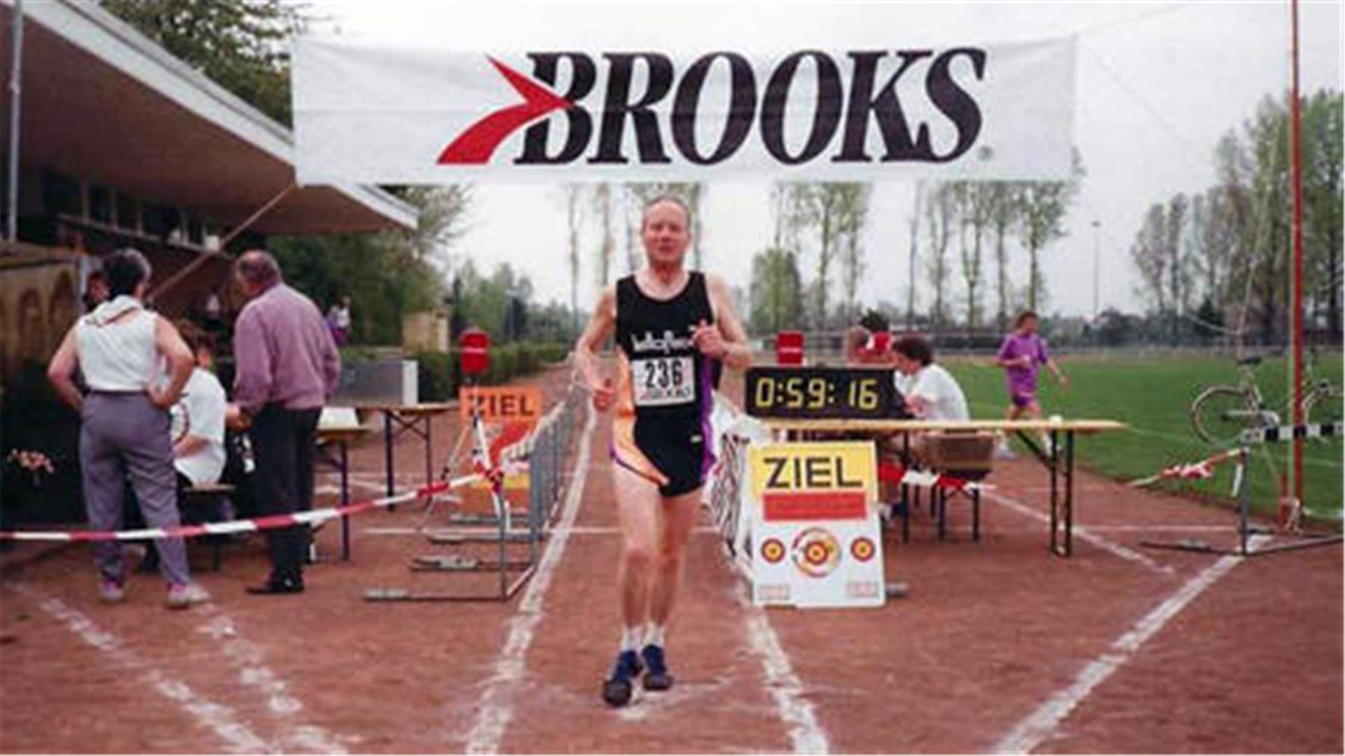 Kurt Arnhold beim Ultramarathon an der 10-Kilometer-Station.