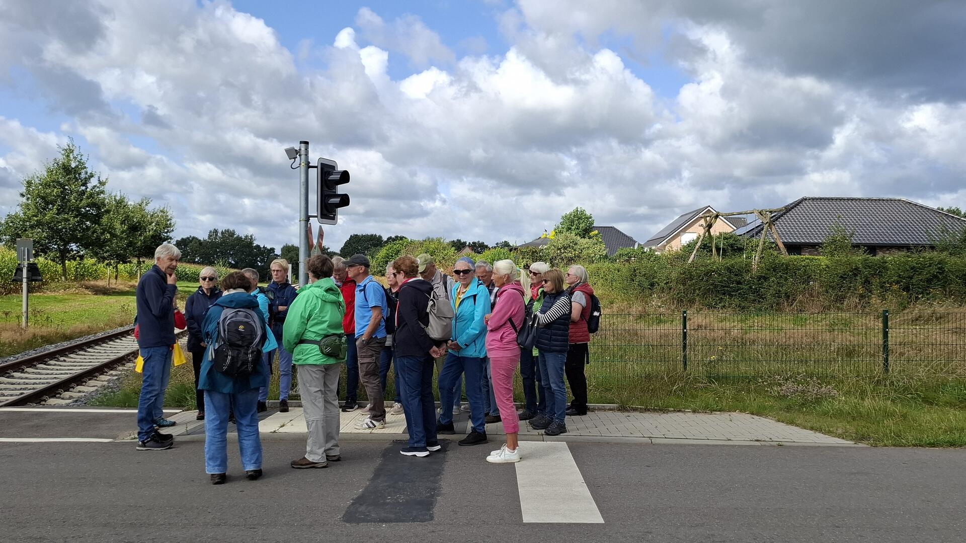 Kurt Koopmann (links) führte die Gruppe als Wanderführer über die Strecke rund um Oerel.