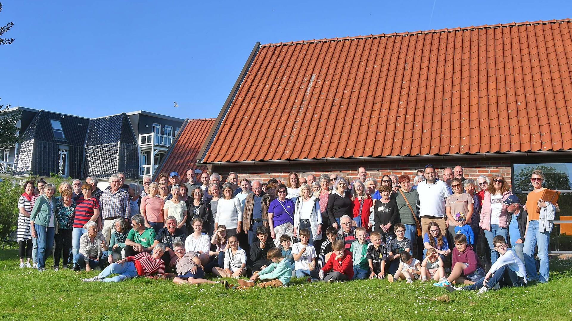 Gruppenfoto auf einer grünen Wiese