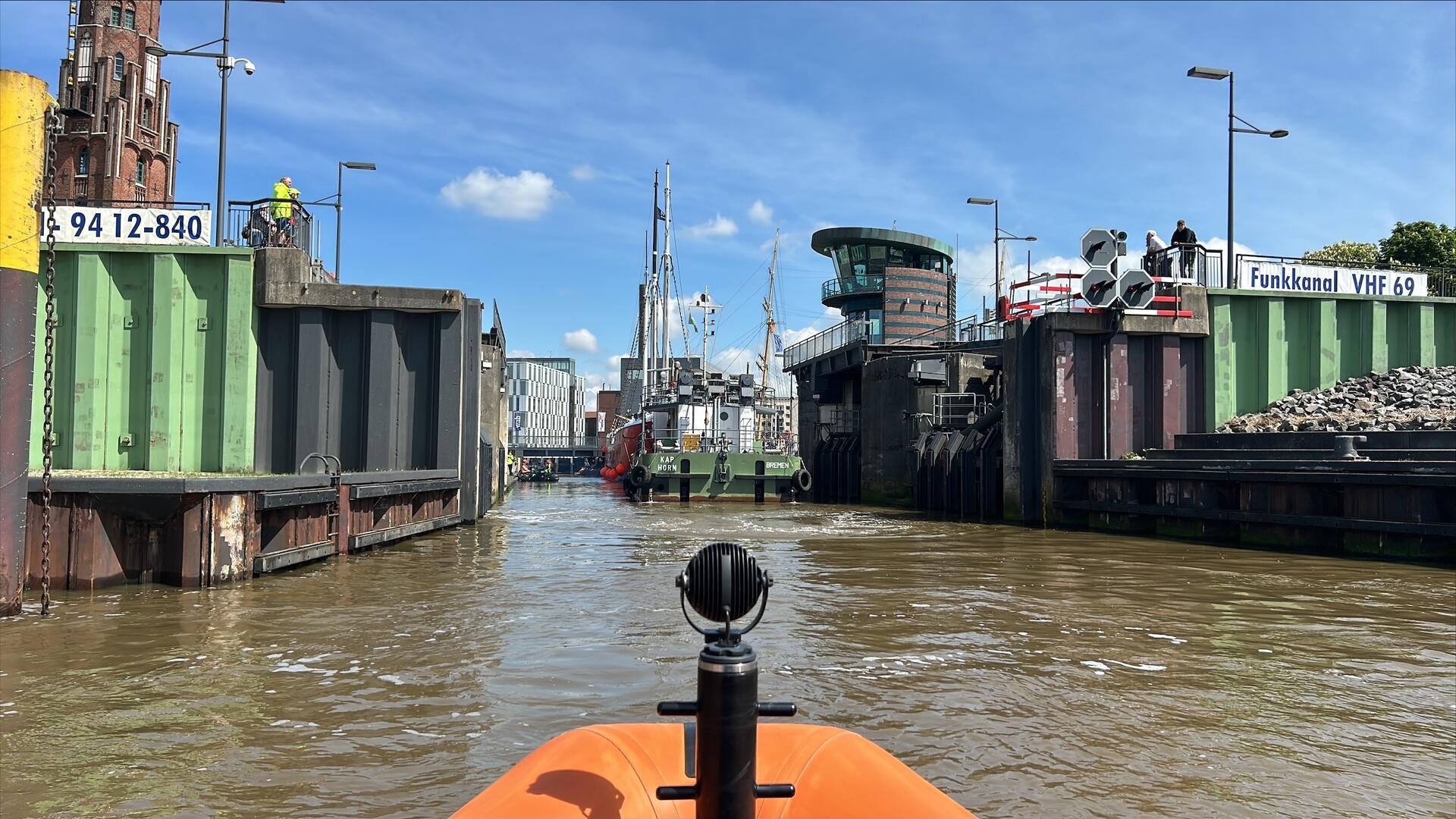 Kurzzeitig gesperrt: Die Schleuse im Neuen Hafen