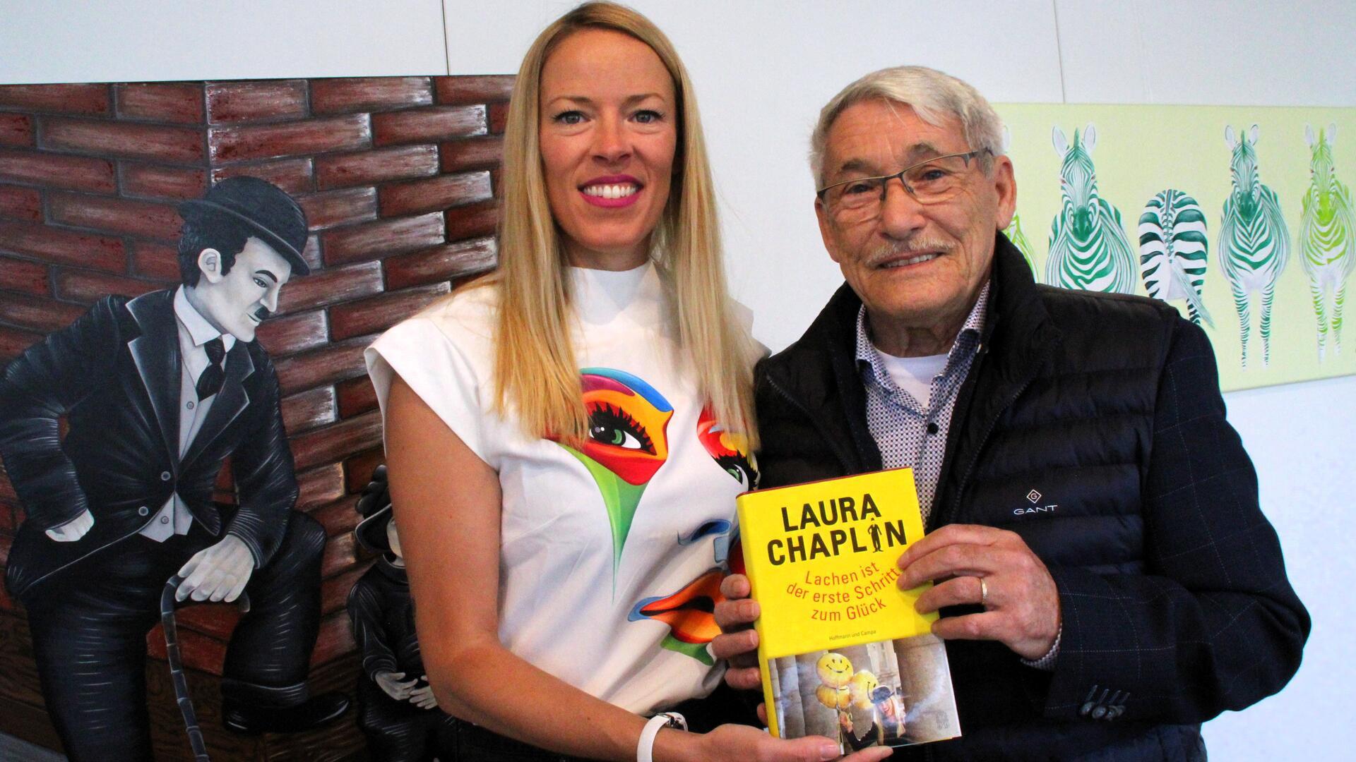 Lachen ist die beste Medizin: Hermann Eskorbier-Modersitzky freut sich, Laura Chaplin in seiner Galerie begrüßen zu können.