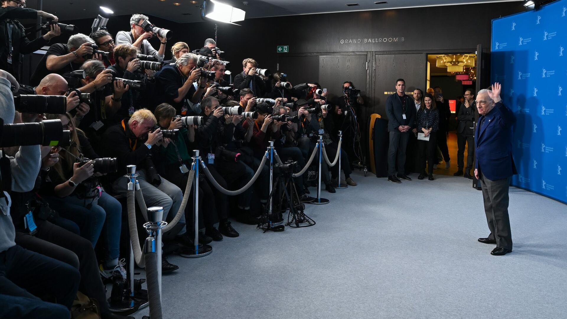 Lächeln und winken ist Martin Scorsese schon gewöhnt, steht er doch seit Jahrzehnten im Rampenlicht. Anlässlich der Verleihung des Goldenen Ehrenbärs auf der Berlinale ist der Regisseur nach Deutschland gekommen.