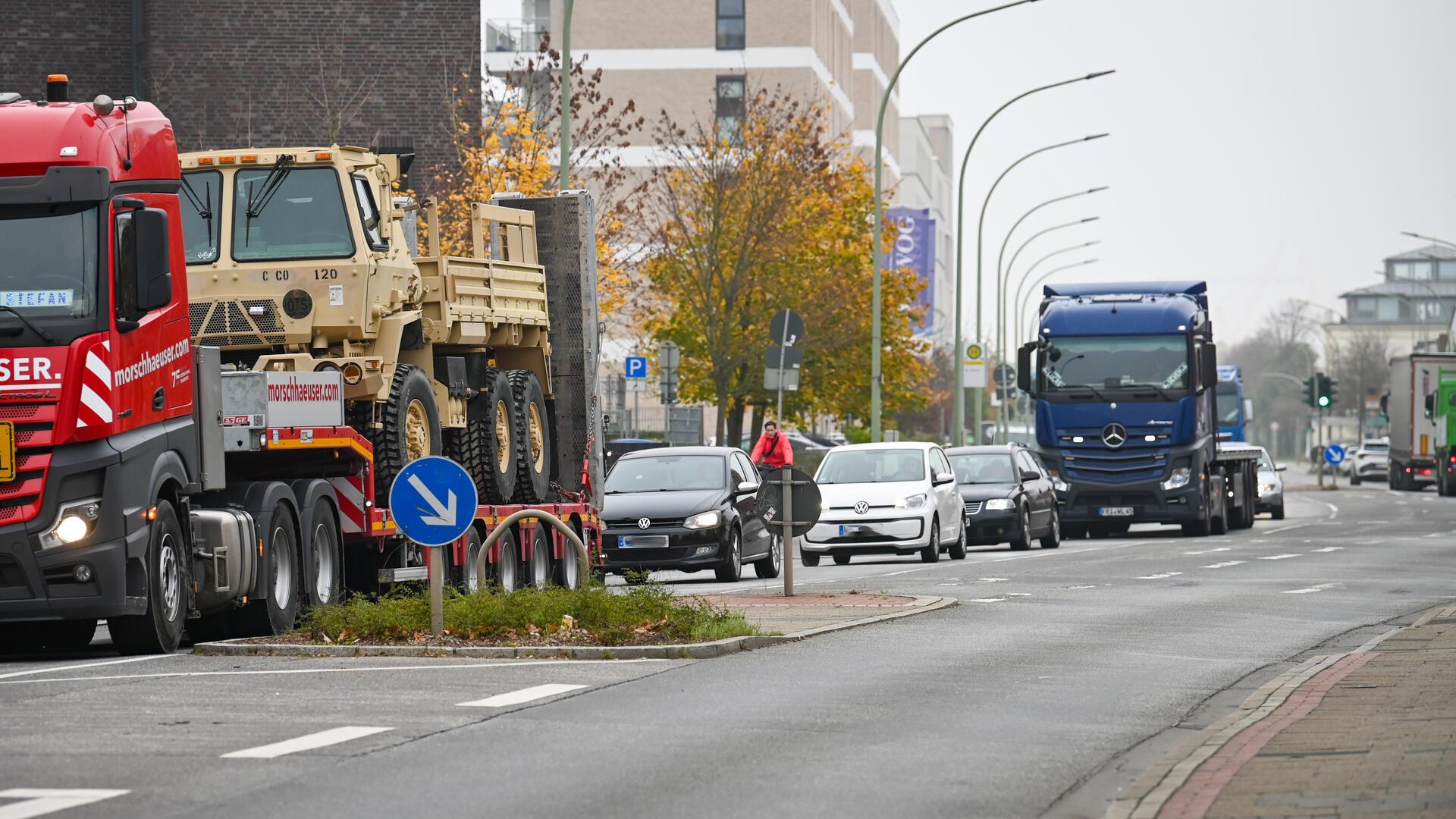 Trotz neuer Zufahrt durch den Hafentunnel rumpeln Lkws weiter durch die Stadt. Bremerhavens Bürger drängen auf Entlastung. Doch kommt Bewegung in die Sache?